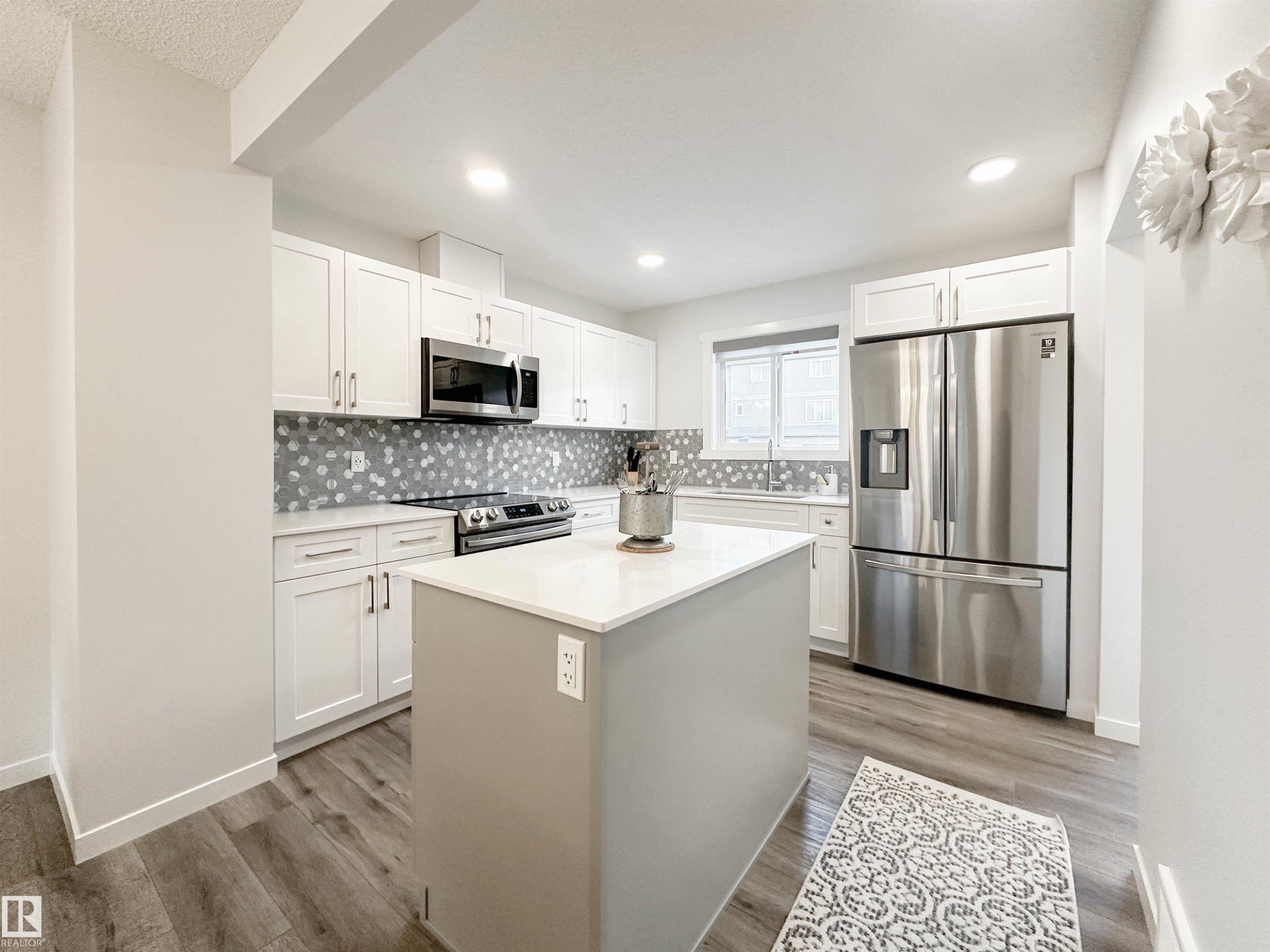 1270 Rosenthal Boulevard, Edmonton, AB - Indoor Photo Showing Kitchen With Stainless Steel Kitchen With Upgraded Kitchen