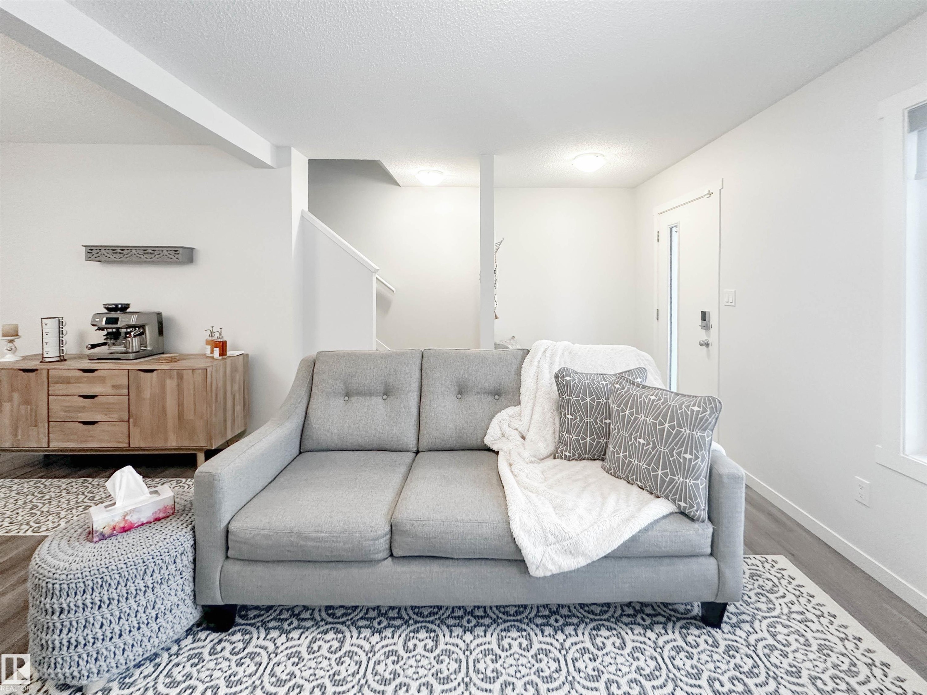 1270 Rosenthal Boulevard, Edmonton, AB - Indoor Photo Showing Living Room