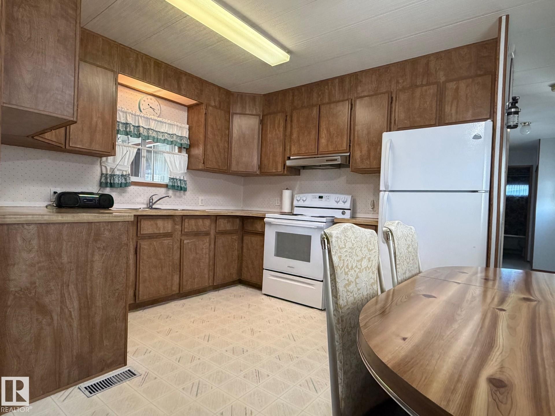 41 Willow Park Estates, Leduc, AB - Indoor Photo Showing Kitchen
