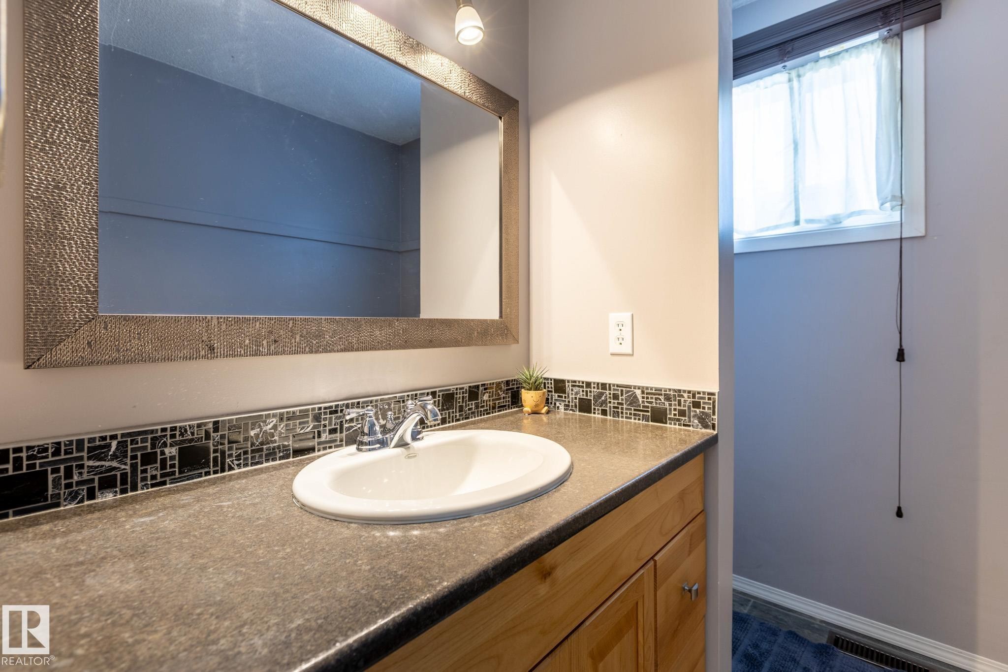 19 Greenfield Estates, St. Albert, AB - Indoor Photo Showing Bathroom