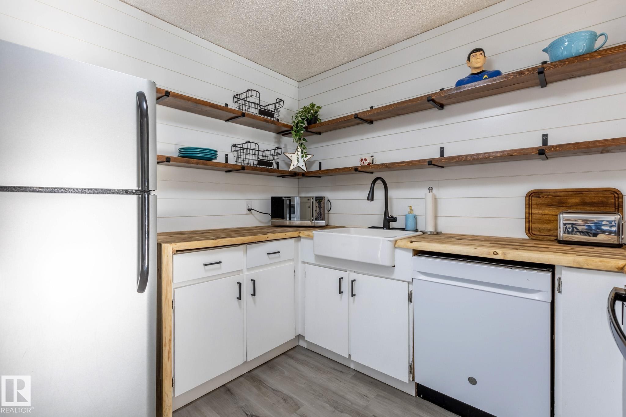 19 Greenfield Estates, St. Albert, AB - Indoor Photo Showing Garage