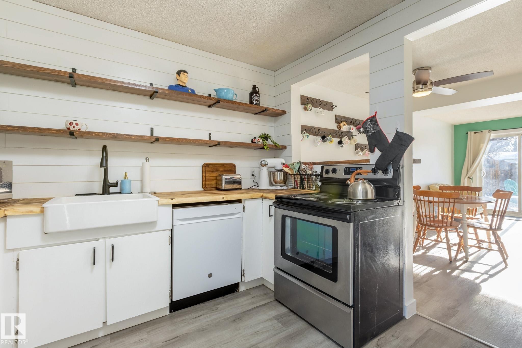 19 Greenfield Estates, St. Albert, AB - Indoor Photo Showing Garage