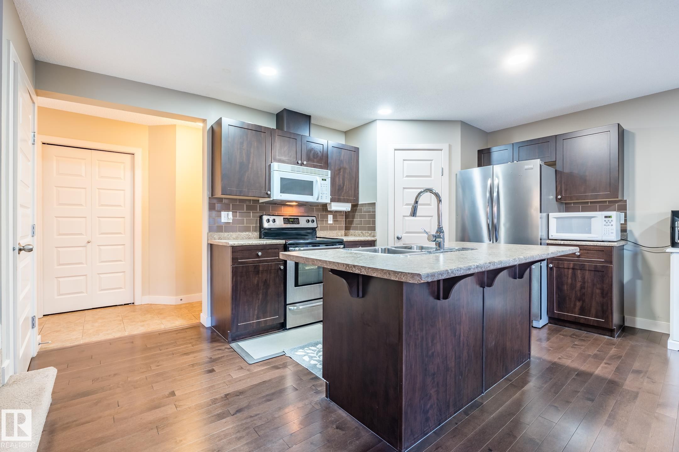1692 Cunningham Way, Edmonton, AB - Indoor Photo Showing Kitchen With Double Sink