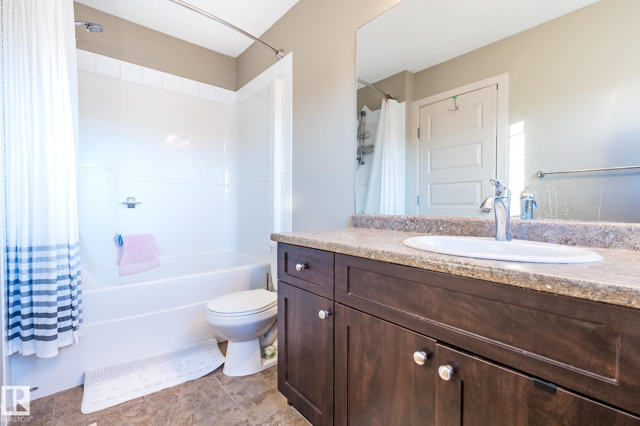1692 Cunningham Way, Edmonton, AB - Indoor Photo Showing Bathroom
