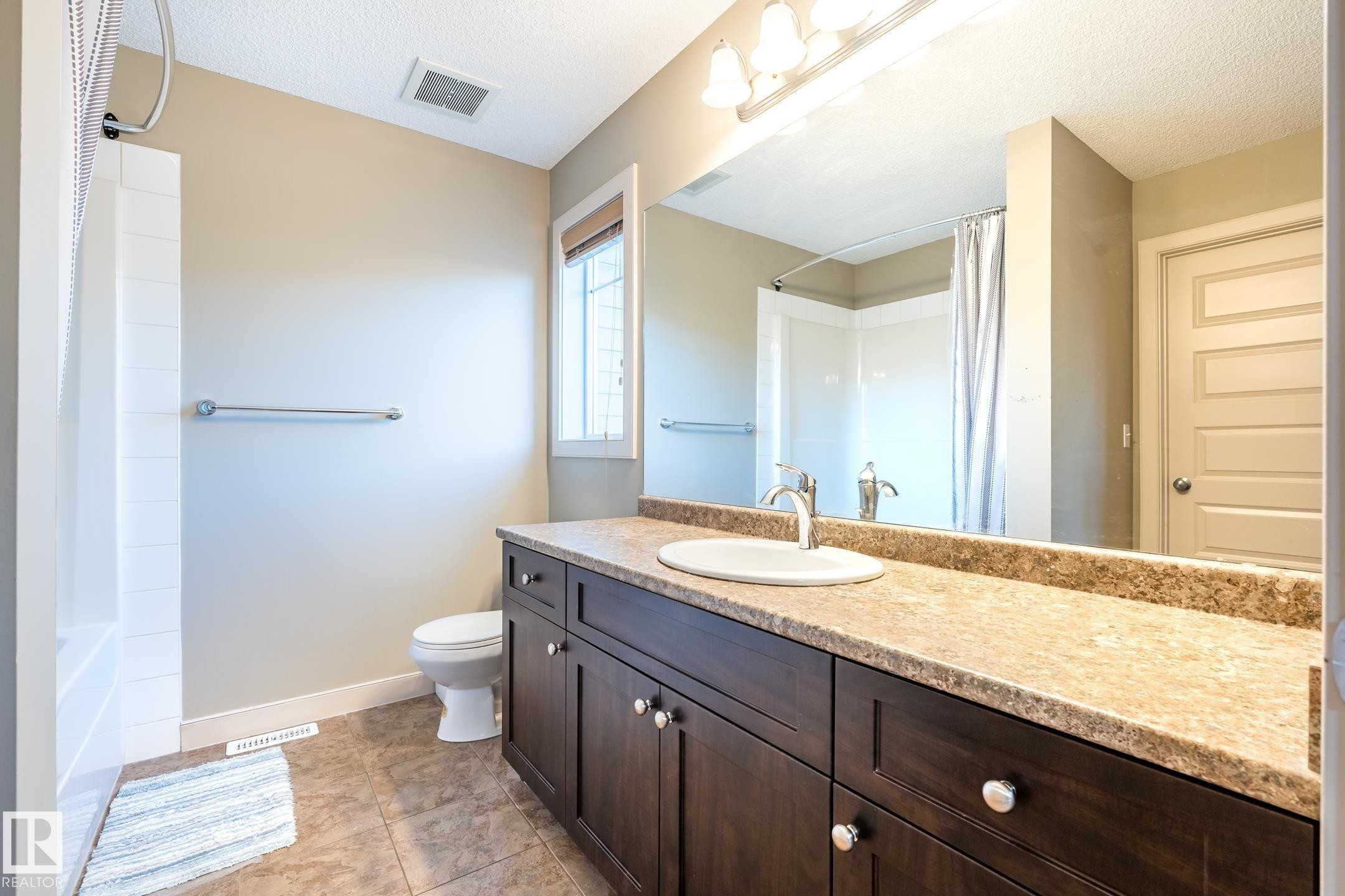 1692 Cunningham Way, Edmonton, AB - Indoor Photo Showing Bathroom