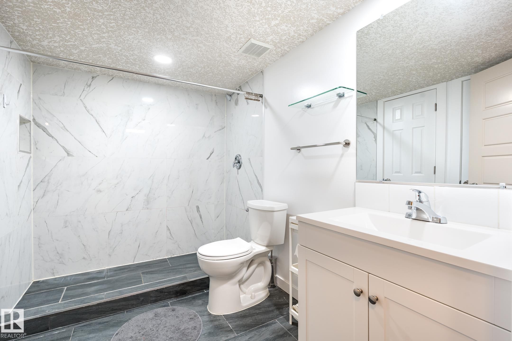 1692 Cunningham Way, Edmonton, AB - Indoor Photo Showing Bathroom