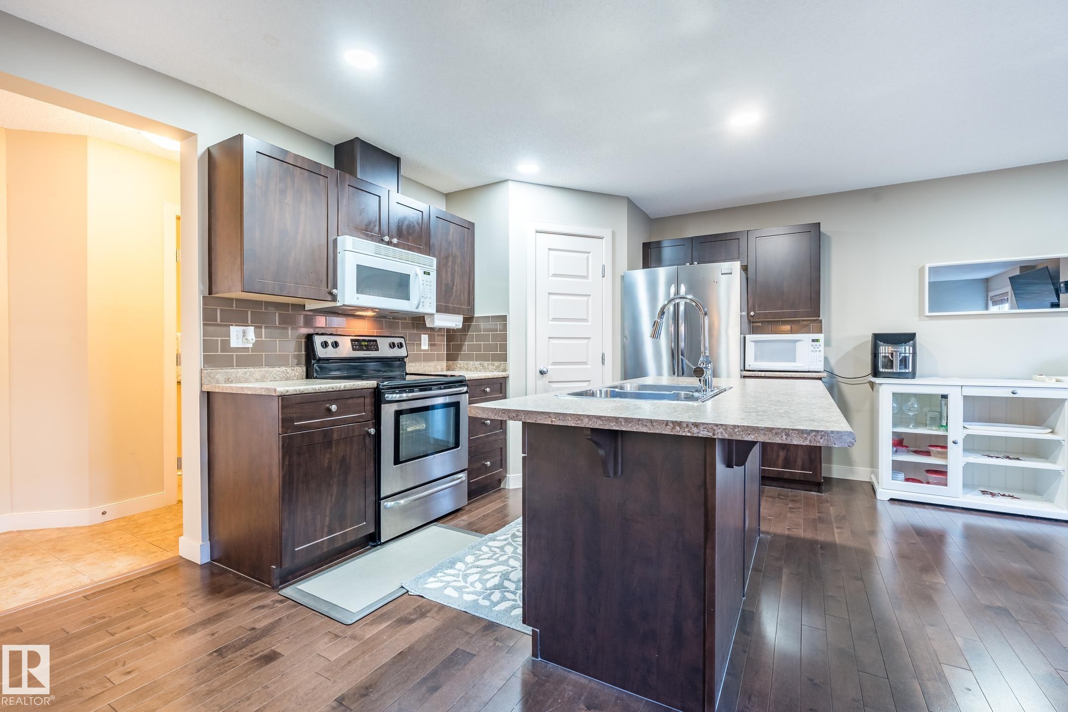 1692 Cunningham Way, Edmonton, AB - Indoor Photo Showing Kitchen