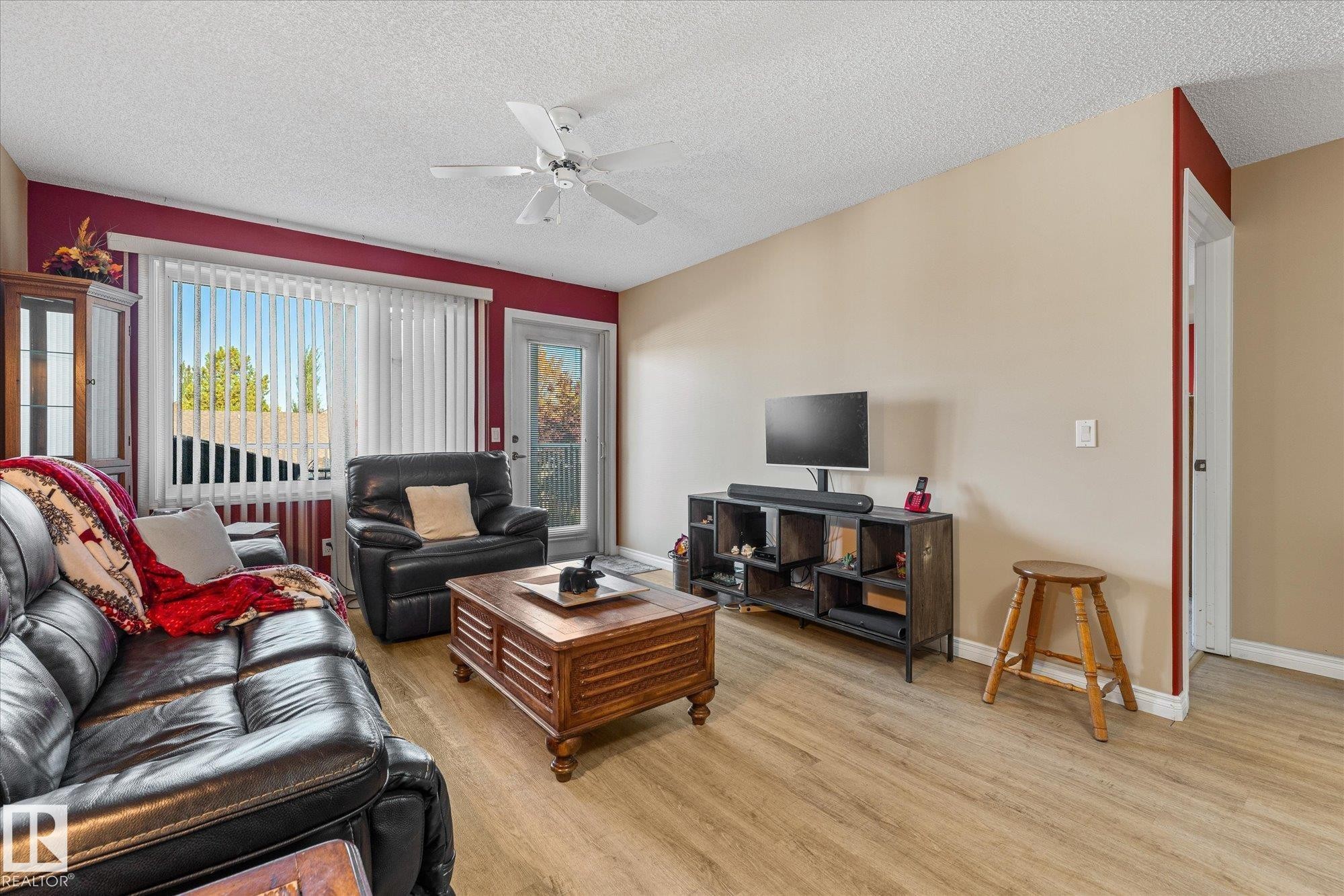 203 160 Kingswood Boulevard, St. Albert, AB - Indoor Photo Showing Living Room