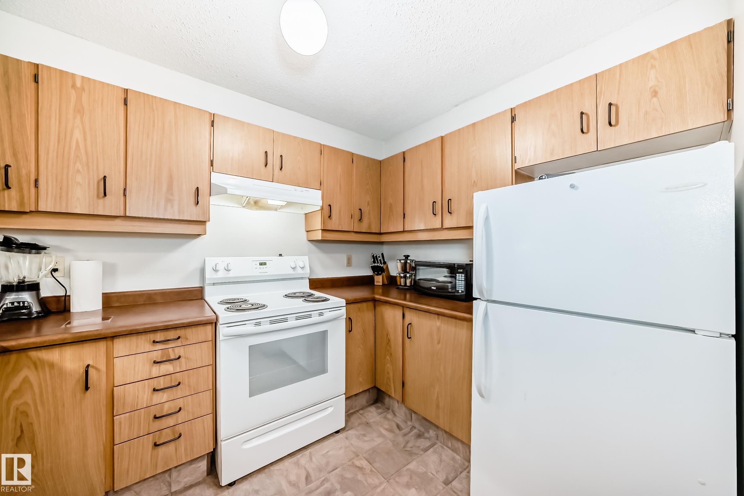 307 60 Alpine Place, St. Albert, AB - Indoor Photo Showing Kitchen