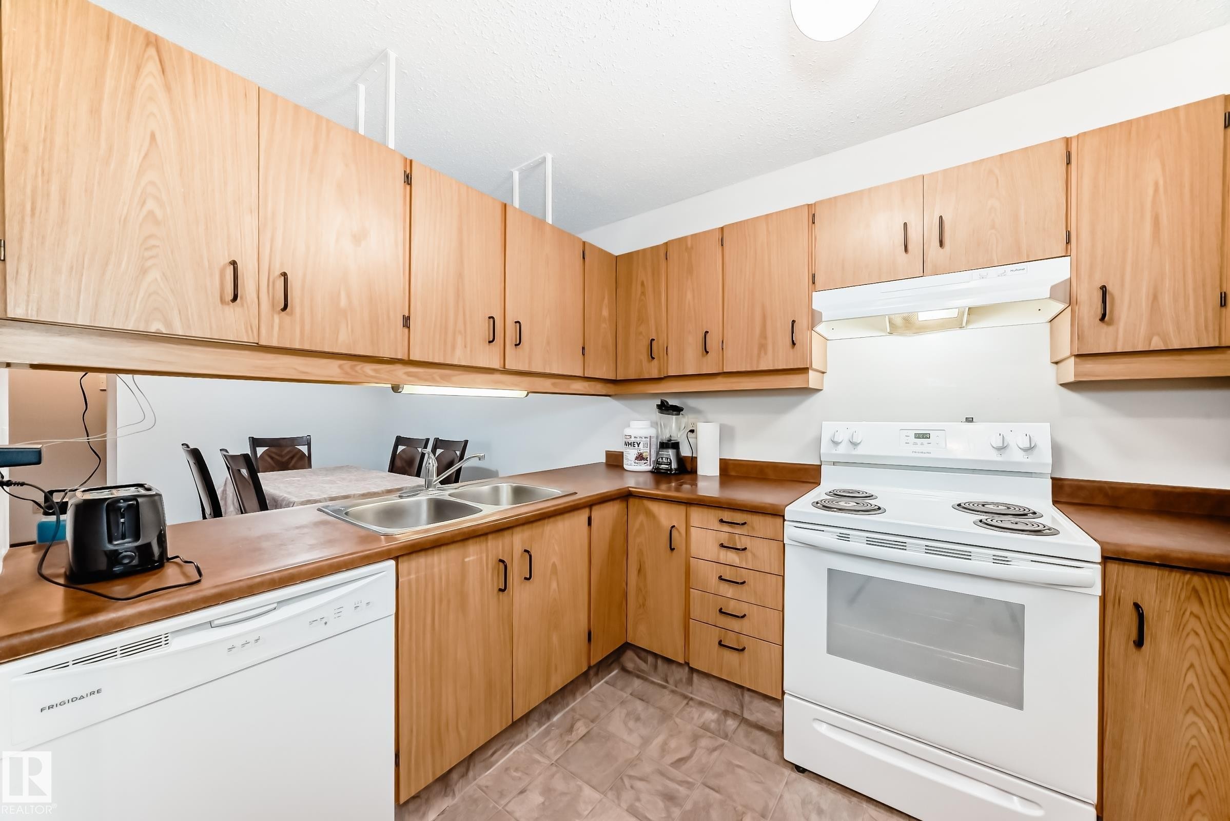 307 60 Alpine Place, St. Albert, AB - Indoor Photo Showing Kitchen With Double Sink