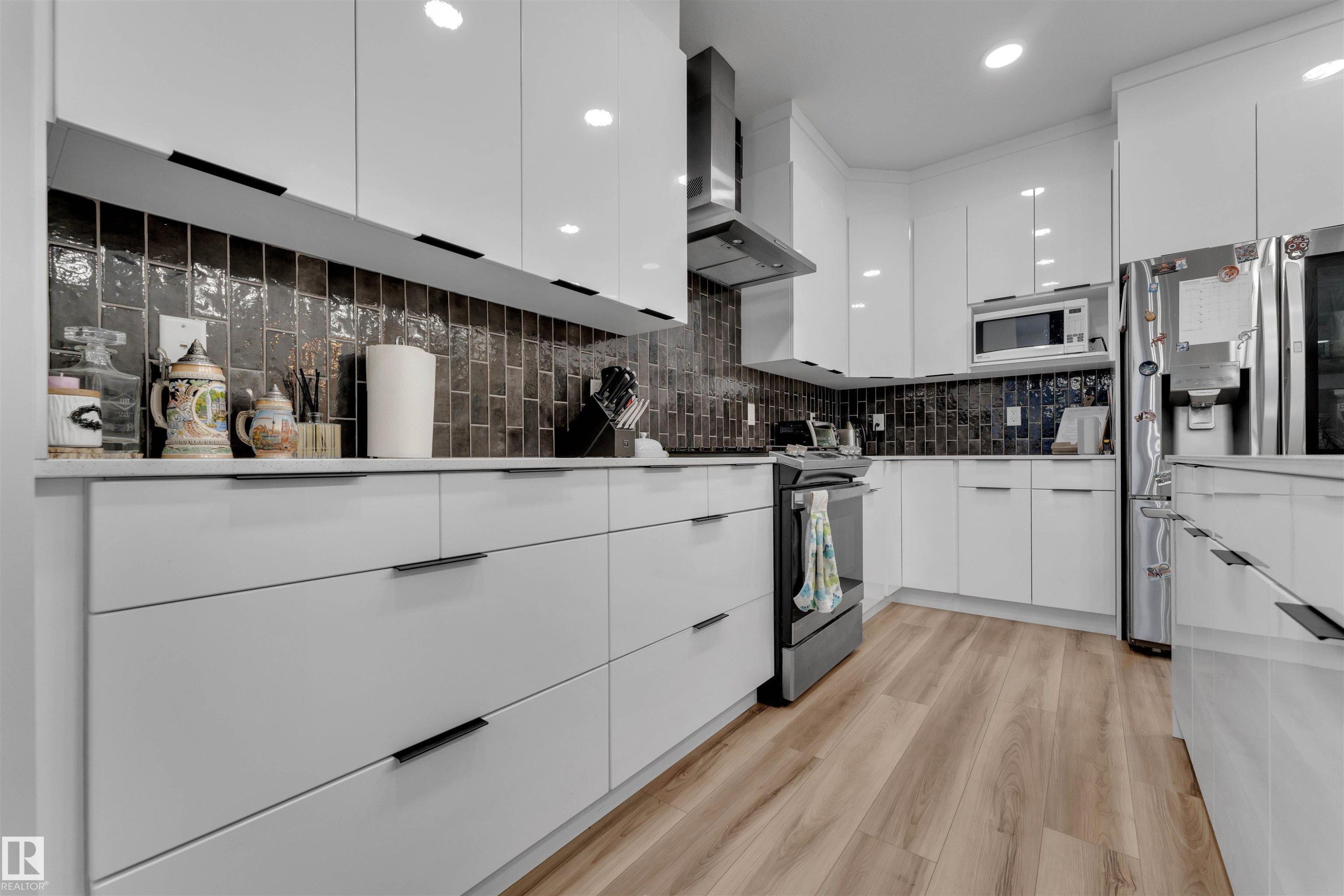 1632 Plum Circle, Edmonton, AB - Indoor Photo Showing Kitchen With Upgraded Kitchen