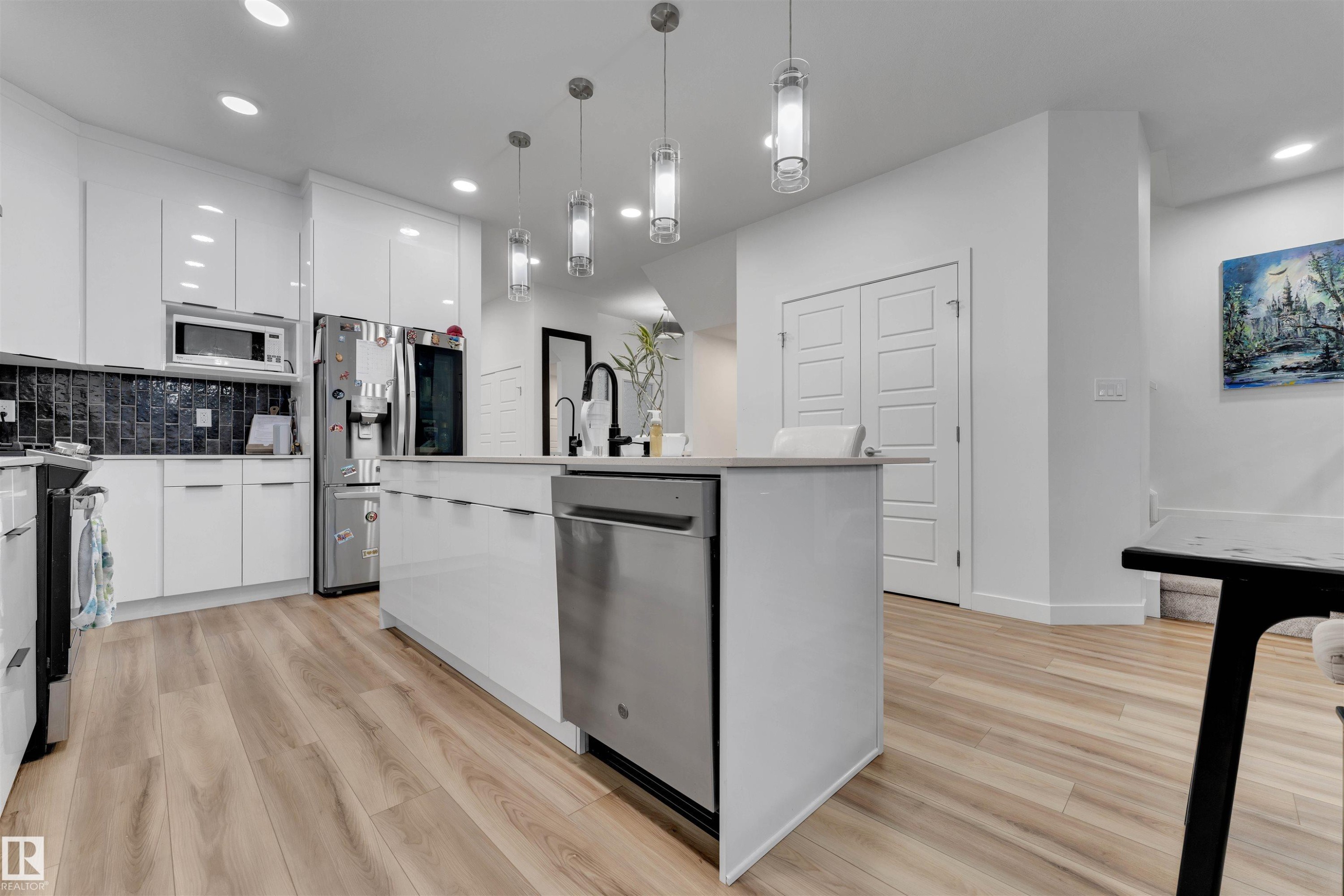 1632 Plum Circle, Edmonton, AB - Indoor Photo Showing Kitchen With Stainless Steel Kitchen With Upgraded Kitchen