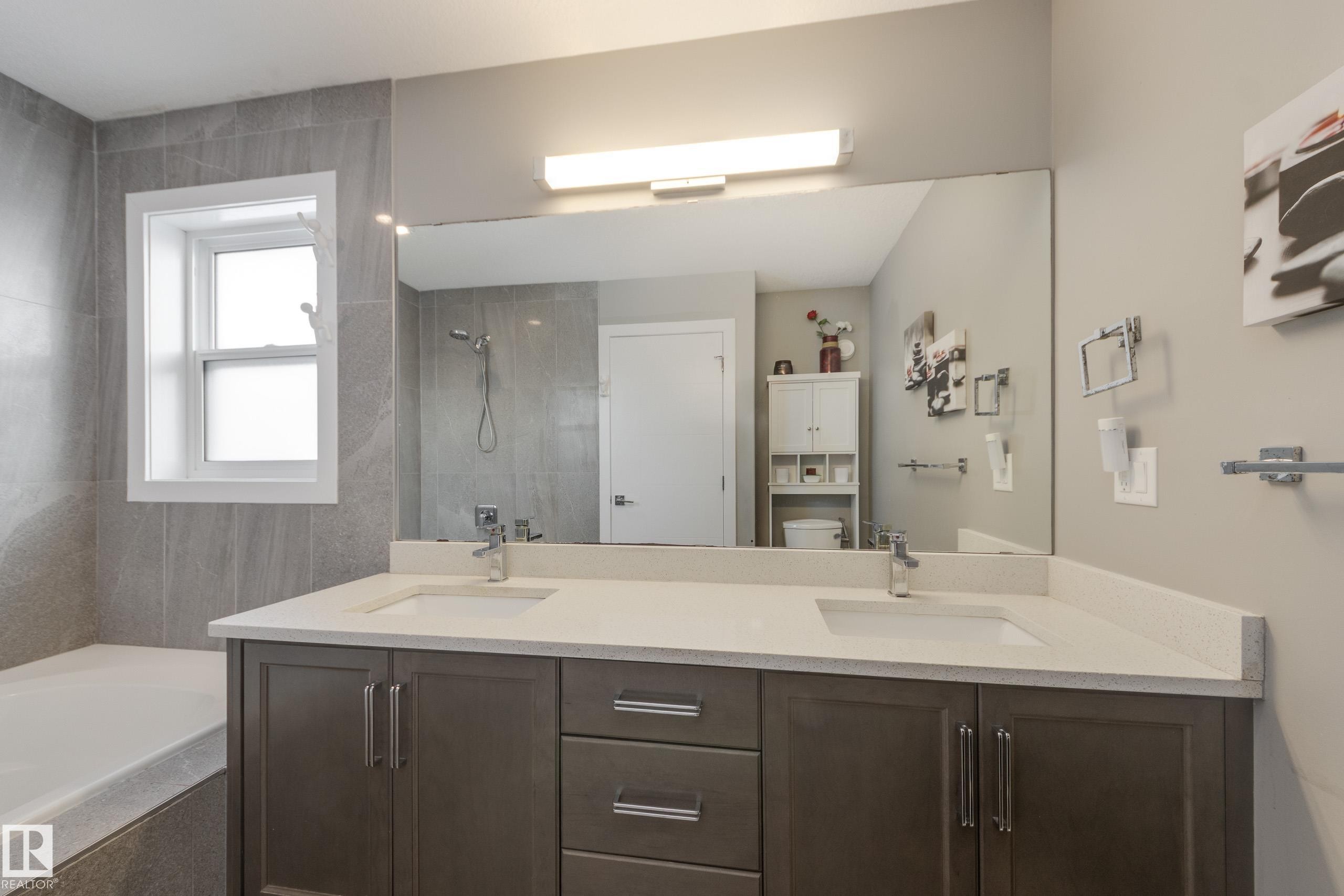 8729 Carson Way, Edmonton, AB - Indoor Photo Showing Bathroom