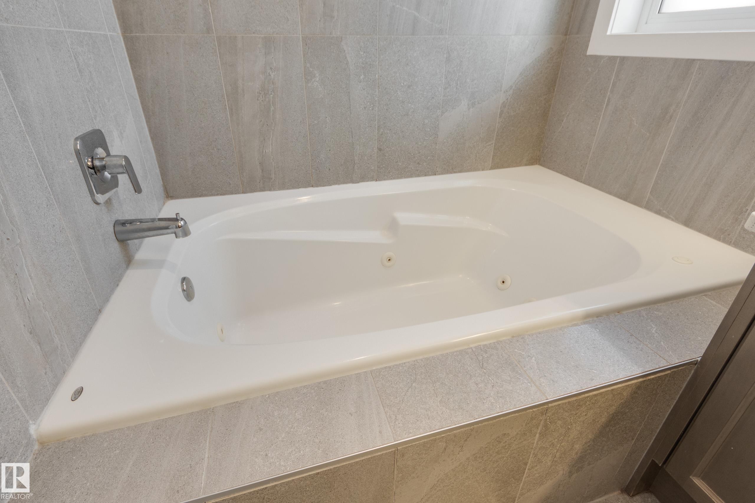 8729 Carson Way, Edmonton, AB - Indoor Photo Showing Bathroom