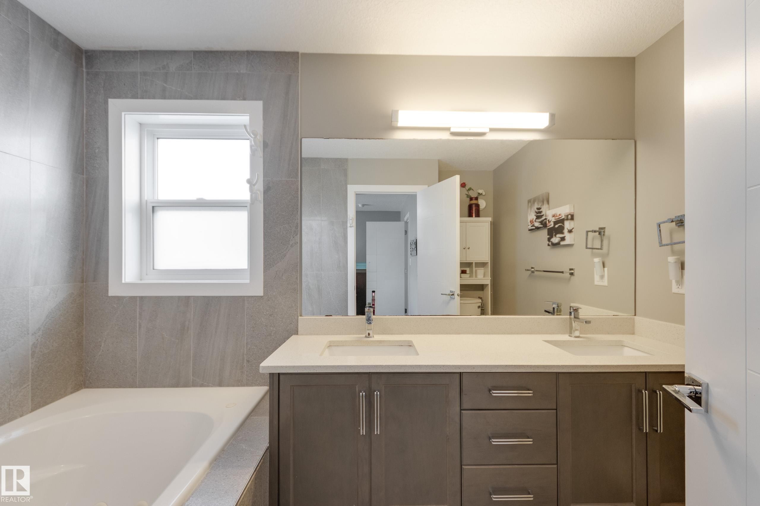 8729 Carson Way, Edmonton, AB - Indoor Photo Showing Bathroom