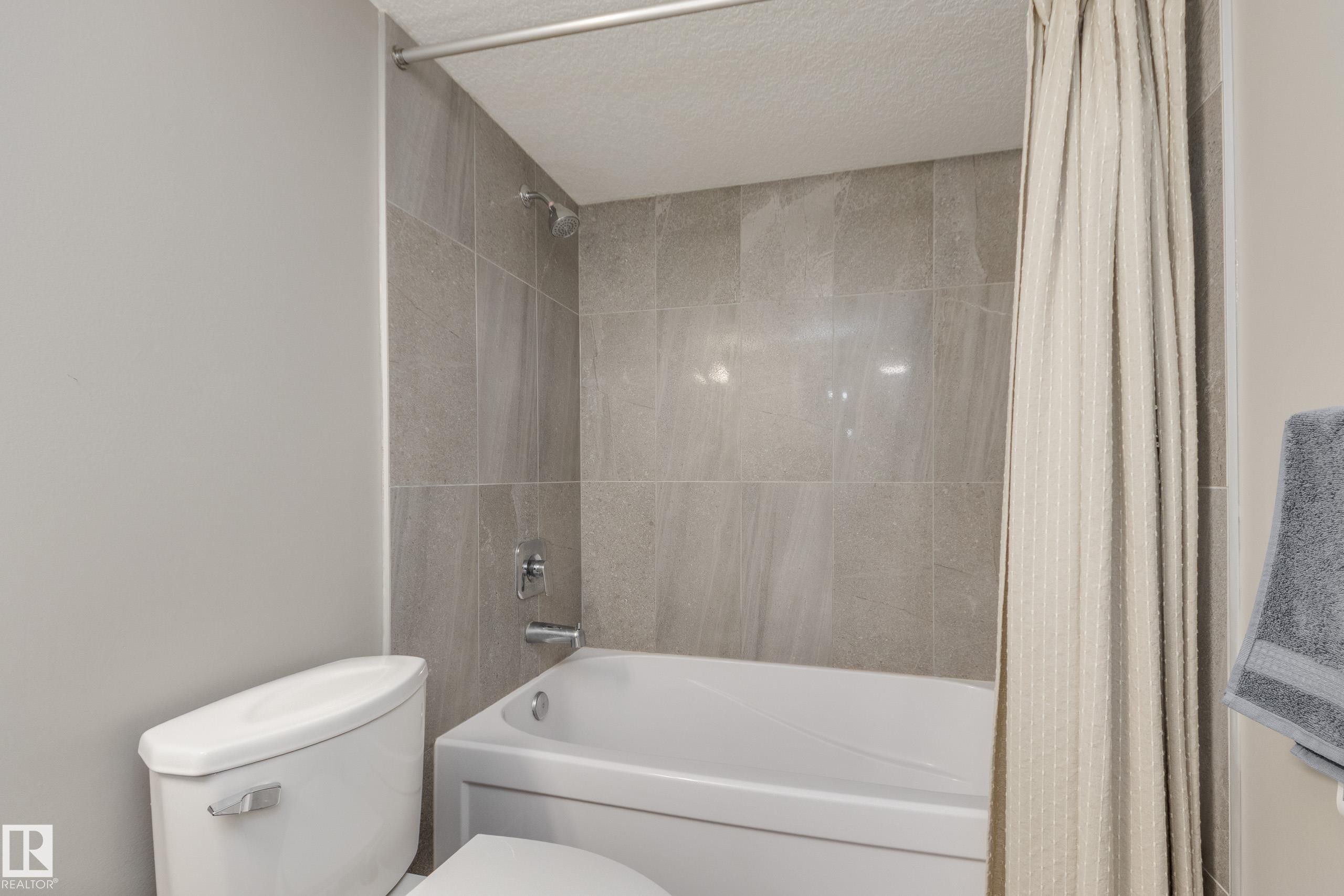 8729 Carson Way, Edmonton, AB - Indoor Photo Showing Bathroom