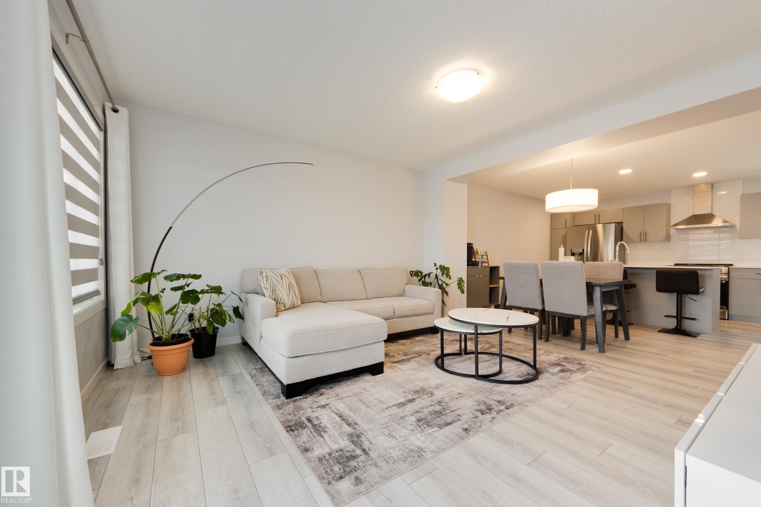158 Secord Drive, Edmonton, AB - Indoor Photo Showing Living Room