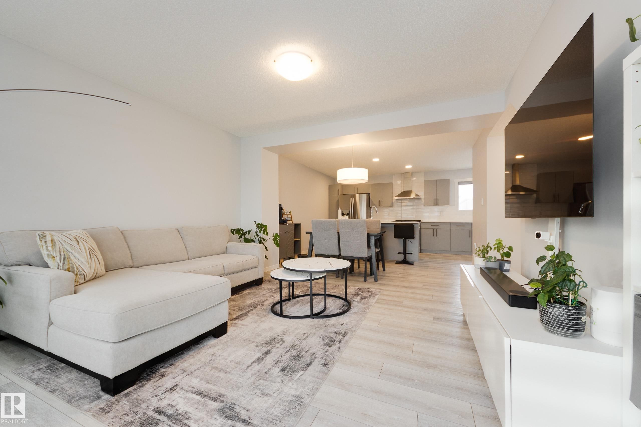 158 Secord Drive, Edmonton, AB - Indoor Photo Showing Living Room
