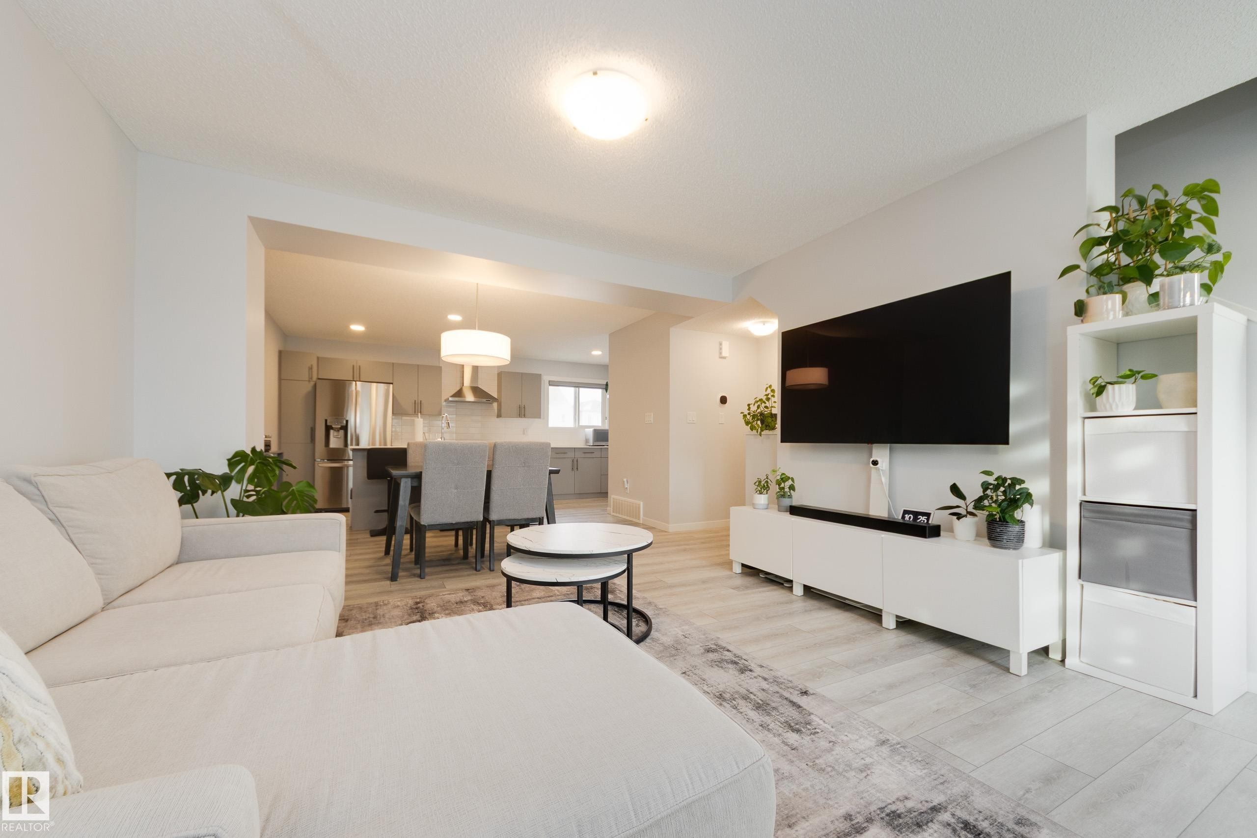158 Secord Drive, Edmonton, AB - Indoor Photo Showing Living Room