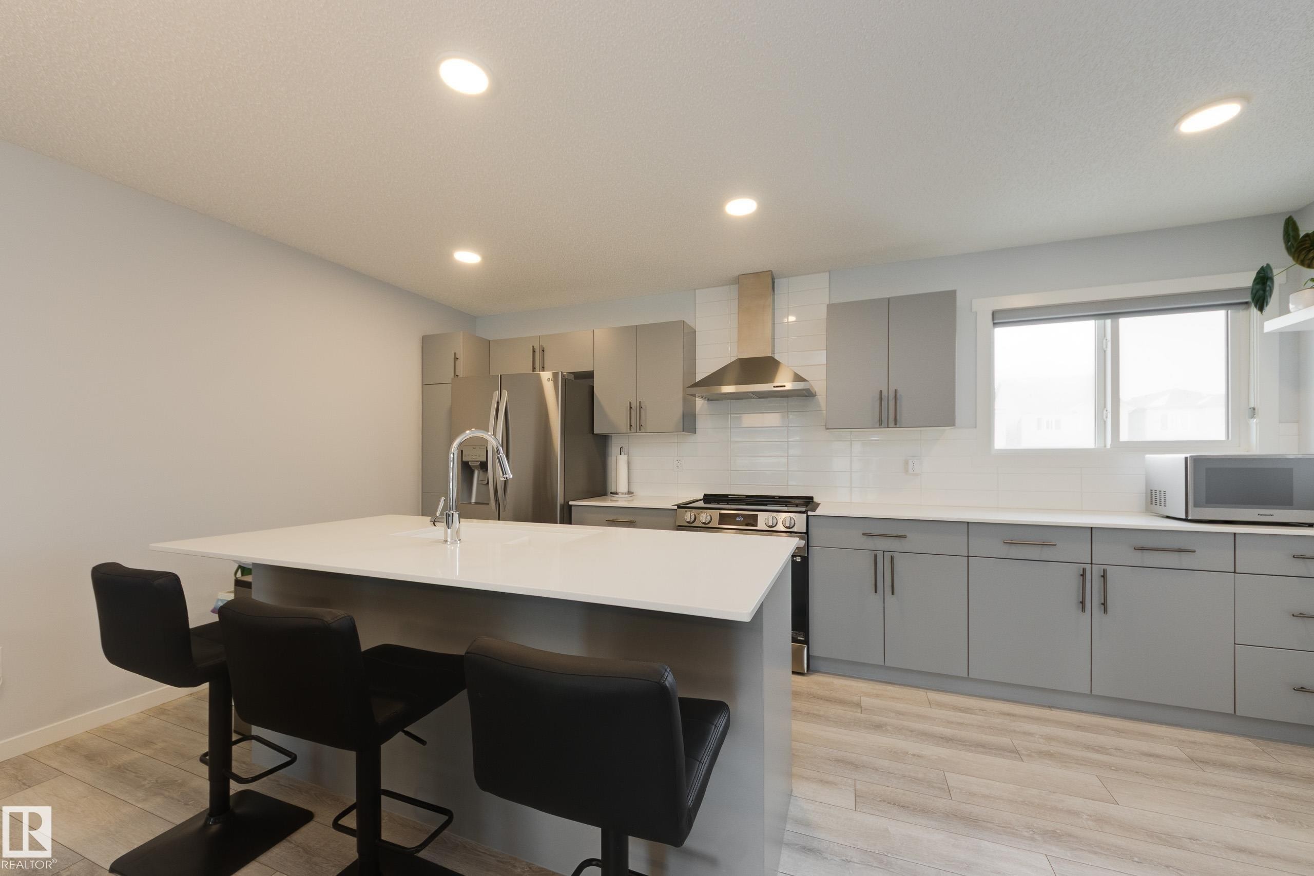 158 Secord Drive, Edmonton, AB - Indoor Photo Showing Kitchen With Upgraded Kitchen