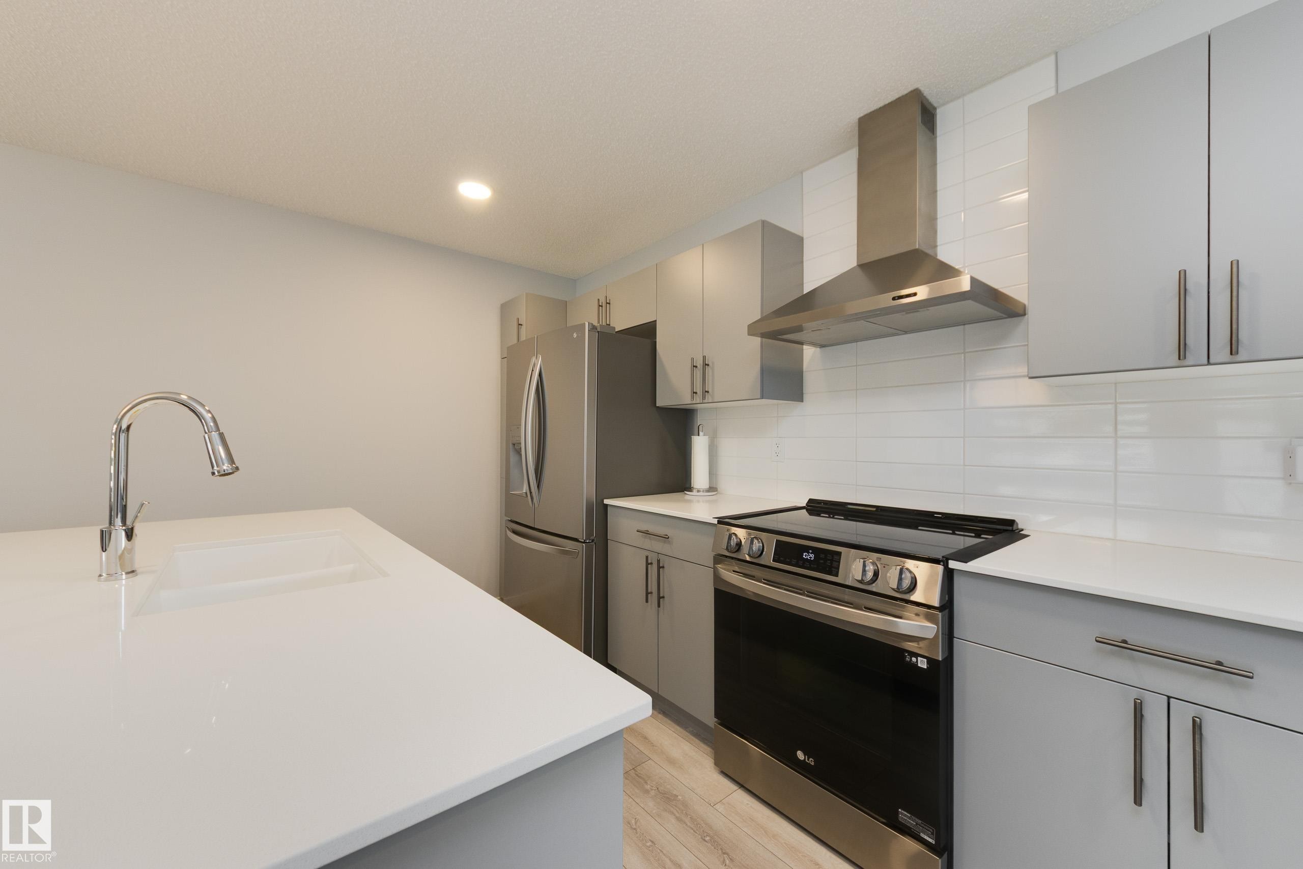 158 Secord Drive, Edmonton, AB - Indoor Photo Showing Kitchen