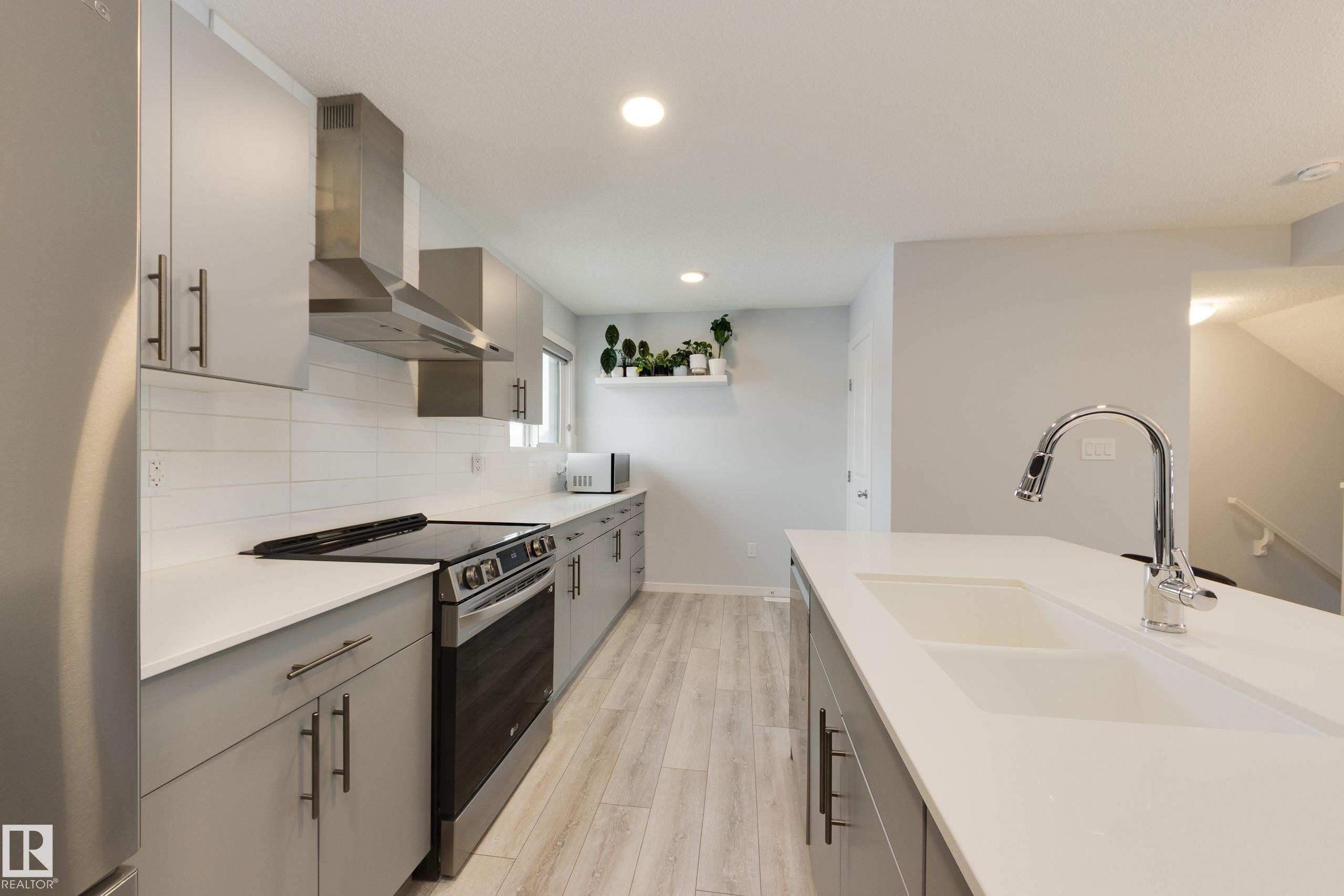 158 Secord Drive, Edmonton, AB - Indoor Photo Showing Kitchen With Upgraded Kitchen