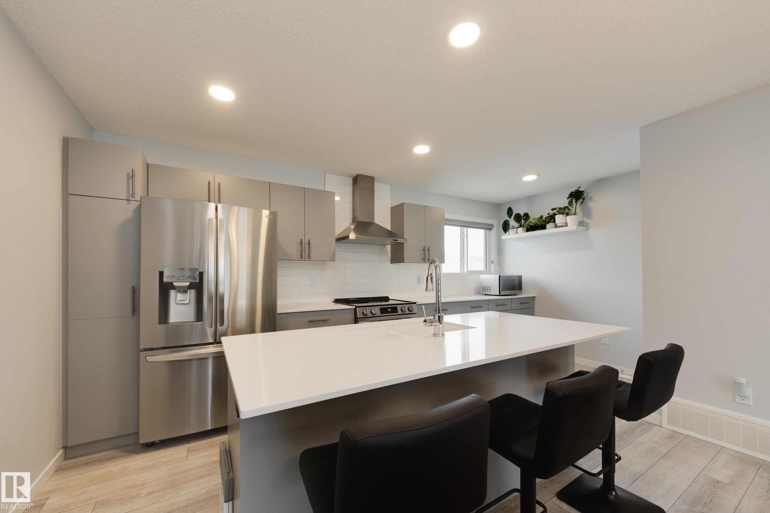 158 Secord Drive, Edmonton, AB - Indoor Photo Showing Kitchen With Upgraded Kitchen