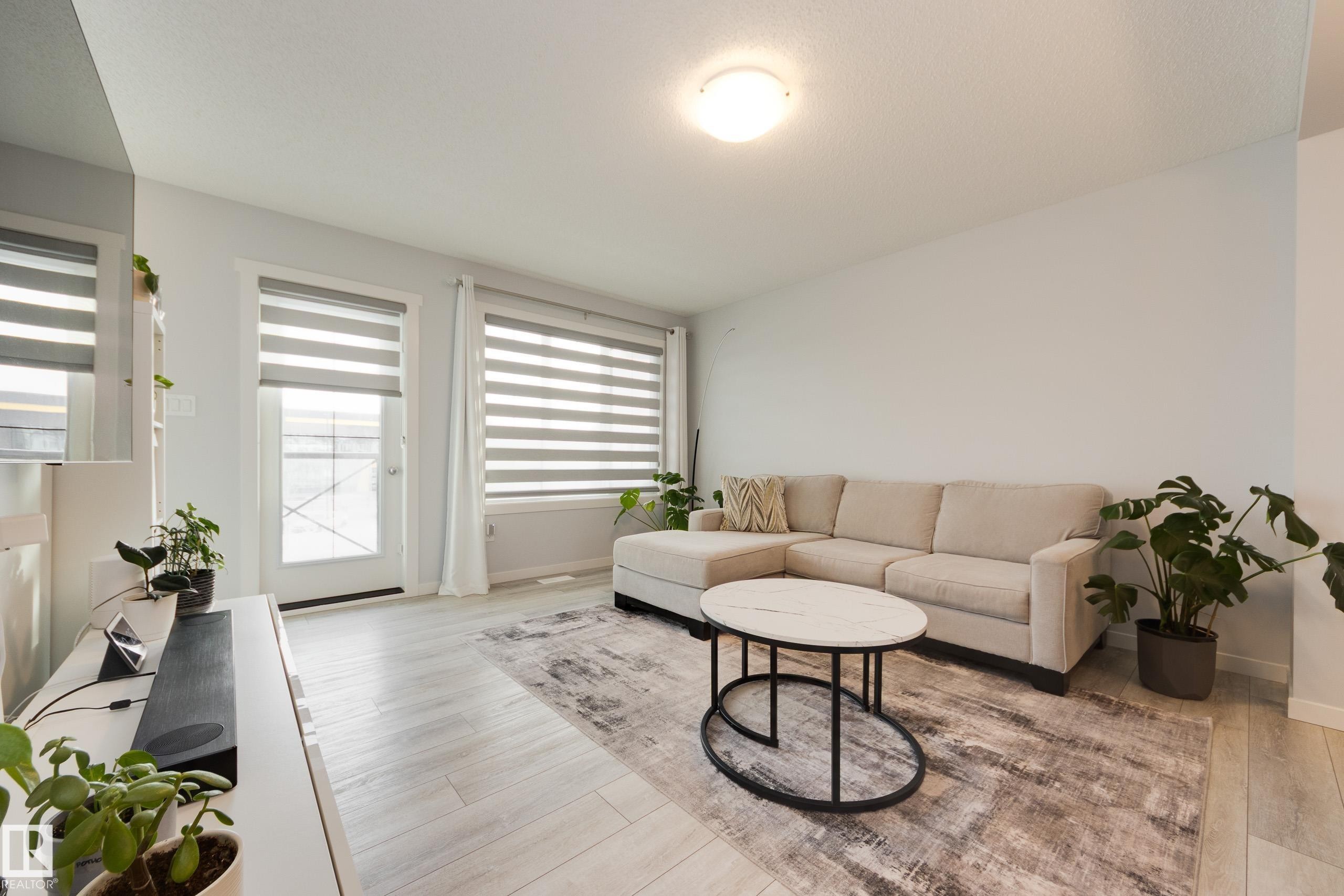 158 Secord Drive, Edmonton, AB - Indoor Photo Showing Living Room
