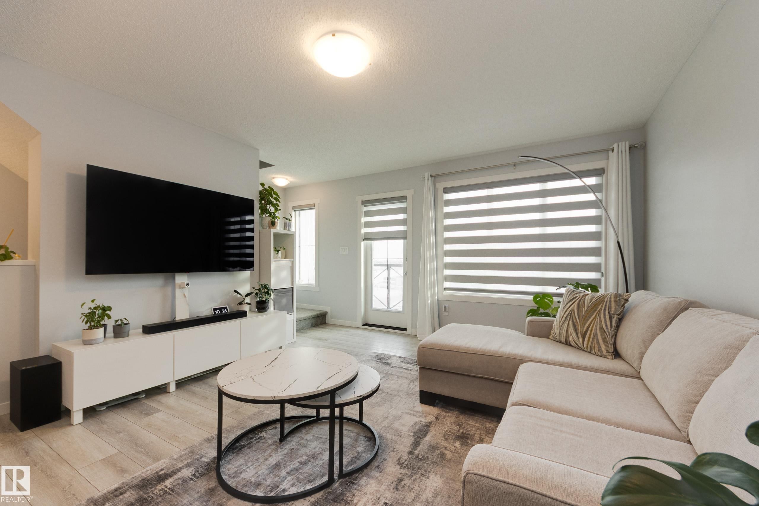 158 Secord Drive, Edmonton, AB - Indoor Photo Showing Living Room