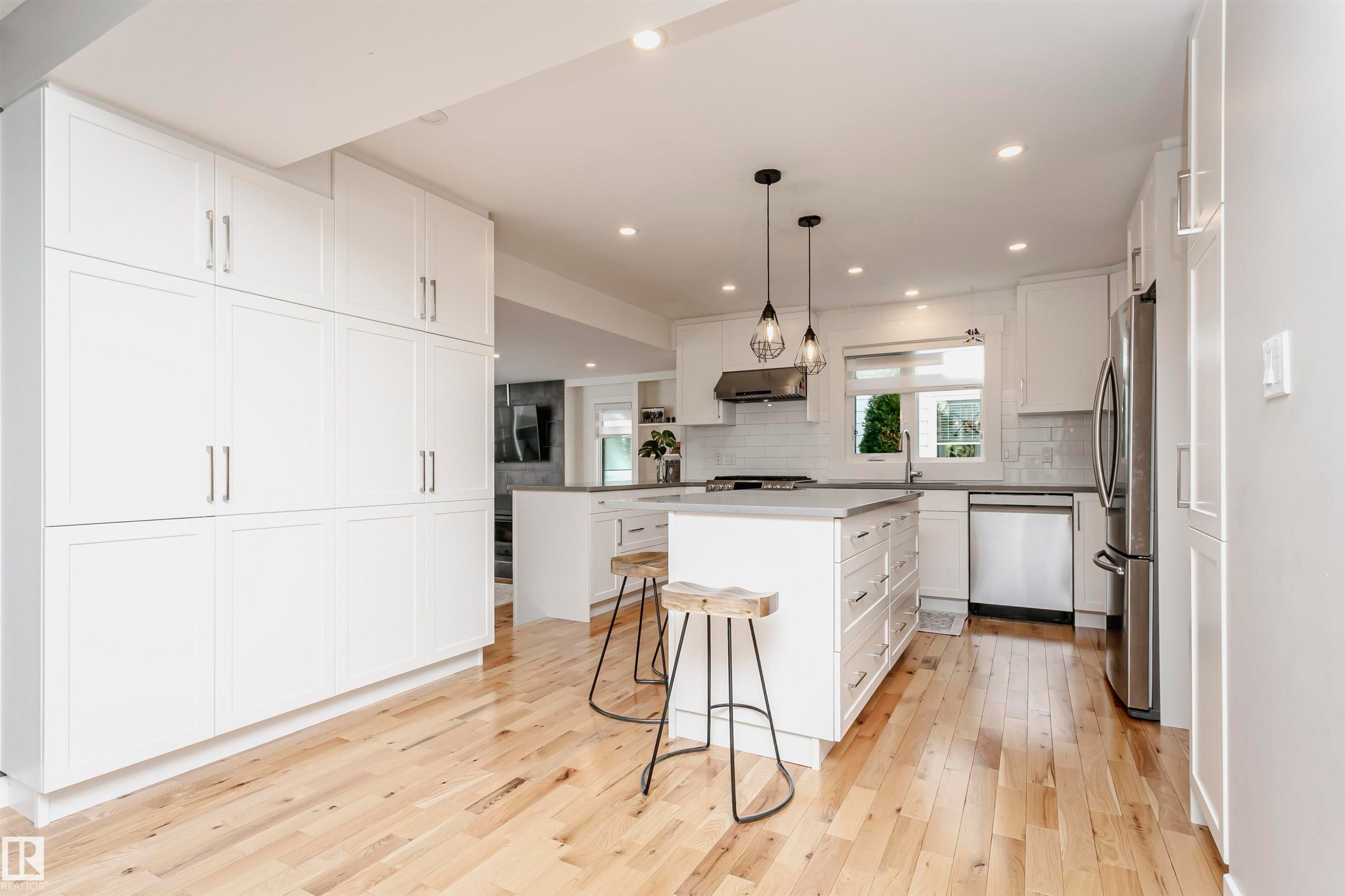 177 Wolf Willow Crescent, Edmonton, AB - Indoor Photo Showing Kitchen With Upgraded Kitchen