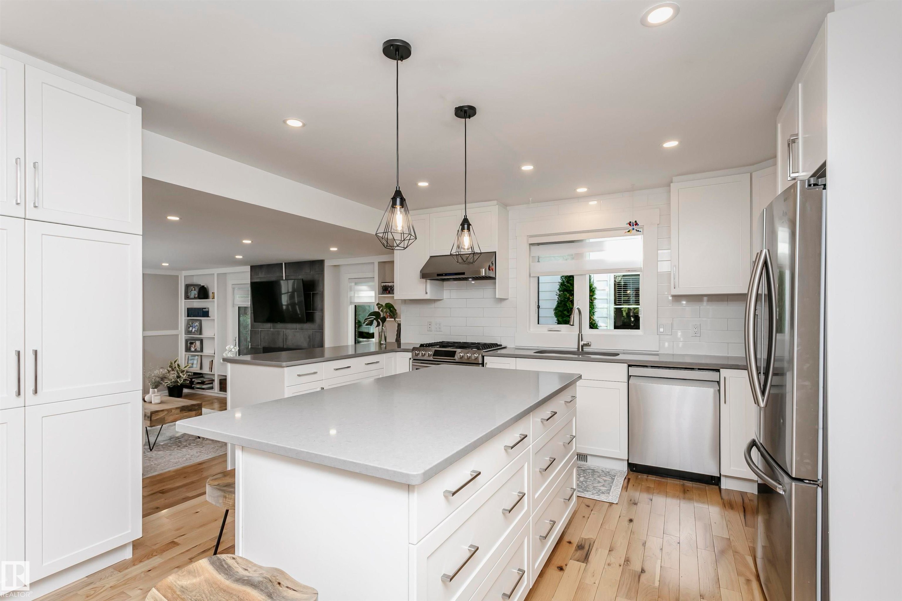 177 Wolf Willow Crescent, Edmonton, AB - Indoor Photo Showing Kitchen With Upgraded Kitchen