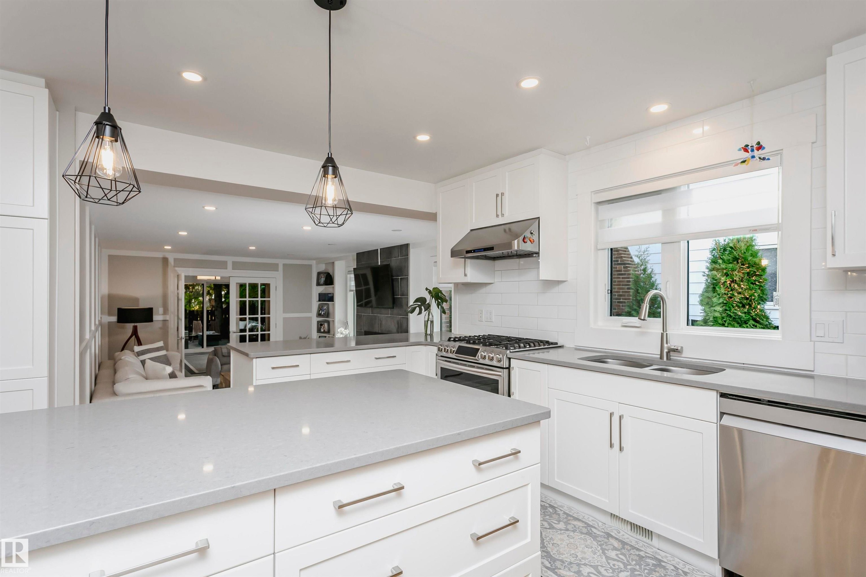 177 Wolf Willow Crescent, Edmonton, AB - Indoor Photo Showing Kitchen With Double Sink With Upgraded Kitchen