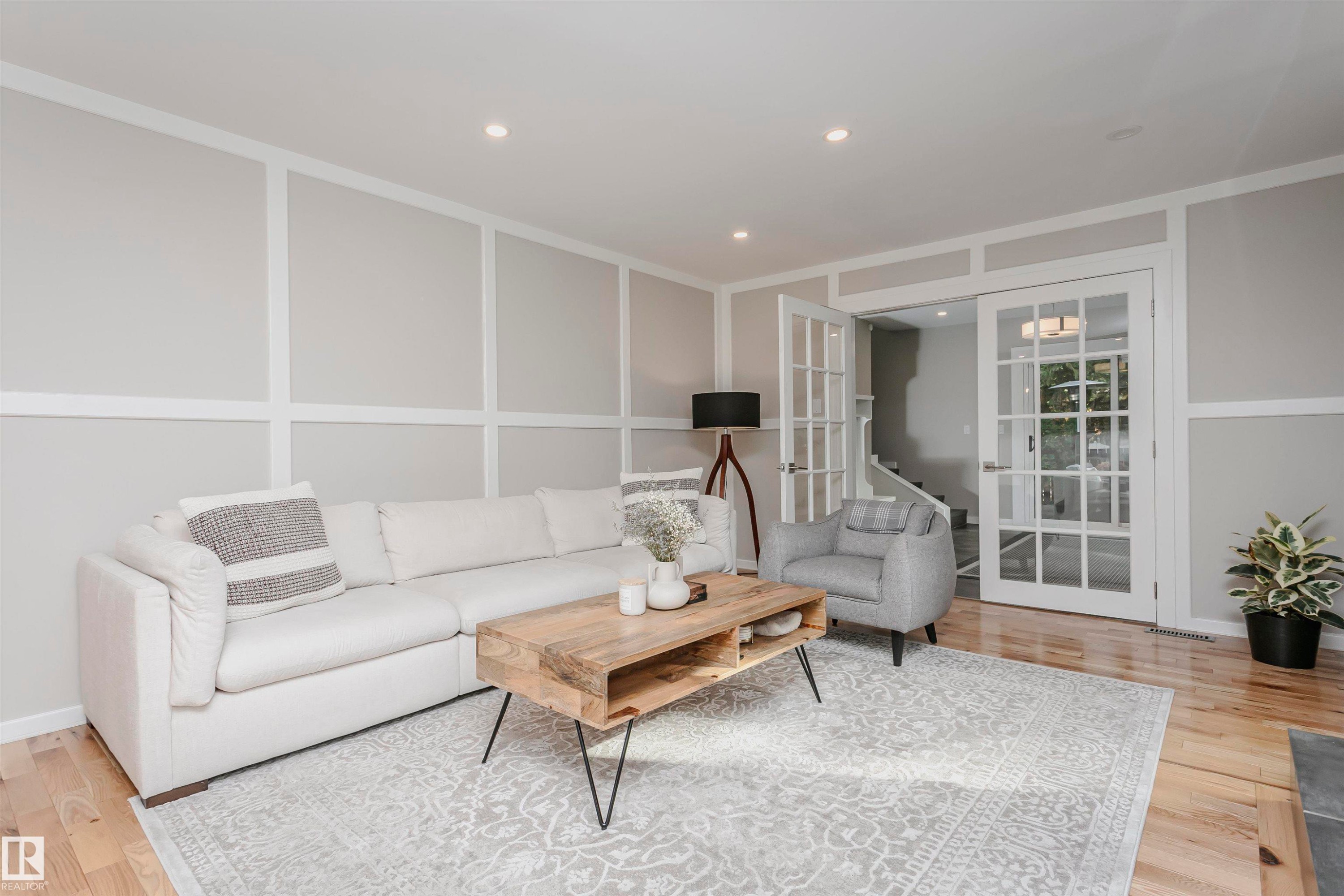 177 Wolf Willow Crescent, Edmonton, AB - Indoor Photo Showing Living Room