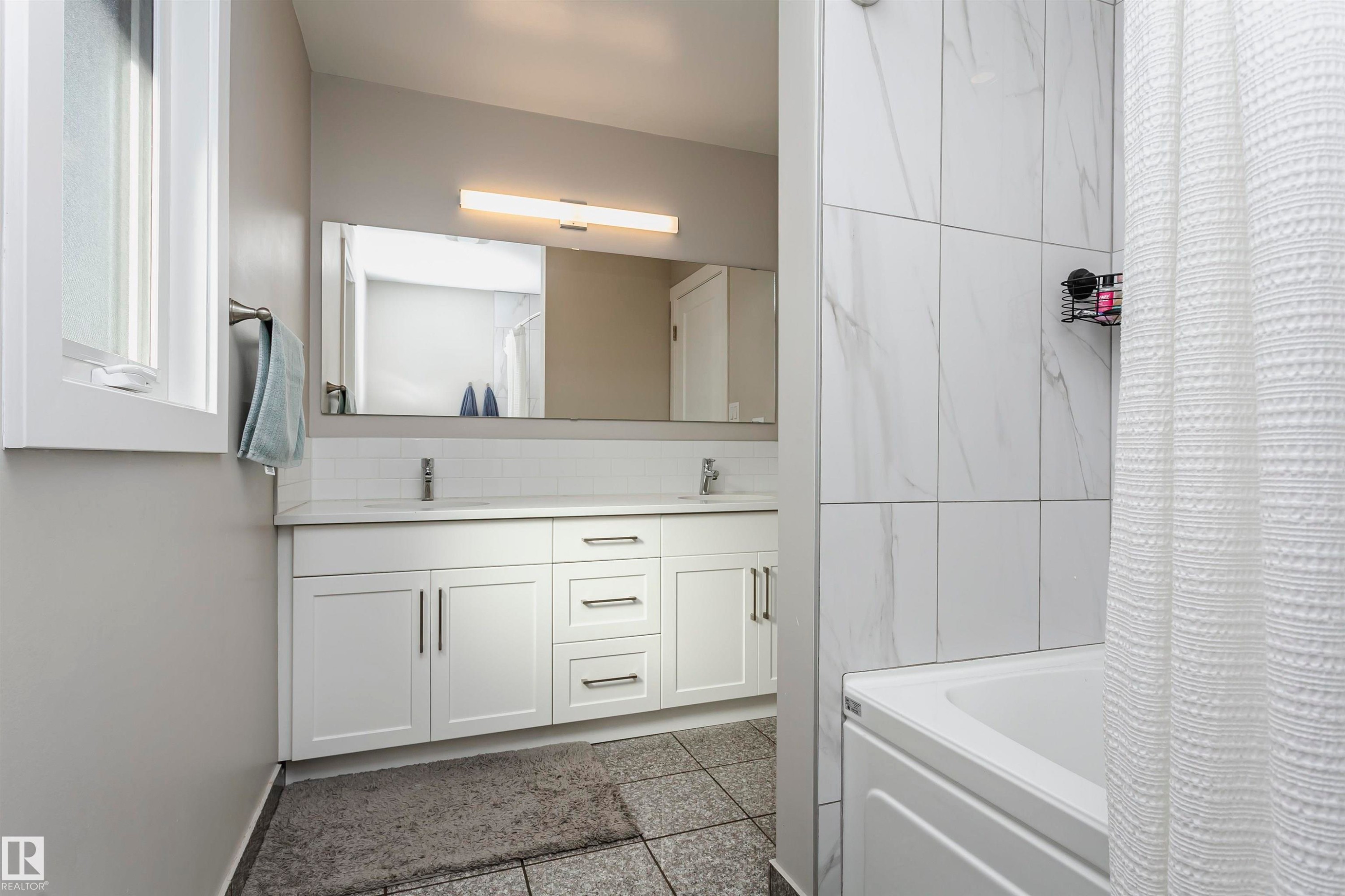 177 Wolf Willow Crescent, Edmonton, AB - Indoor Photo Showing Bathroom