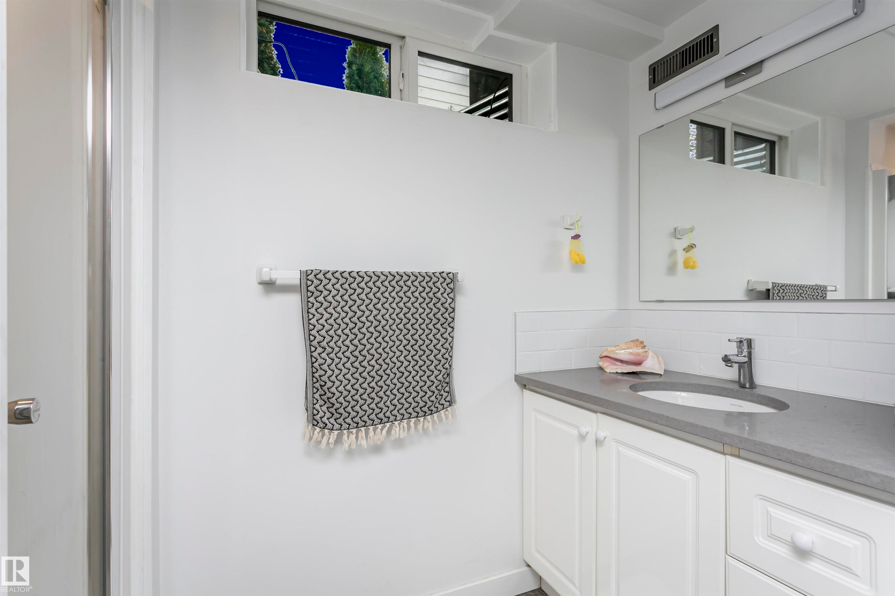 177 Wolf Willow Crescent, Edmonton, AB - Indoor Photo Showing Bathroom