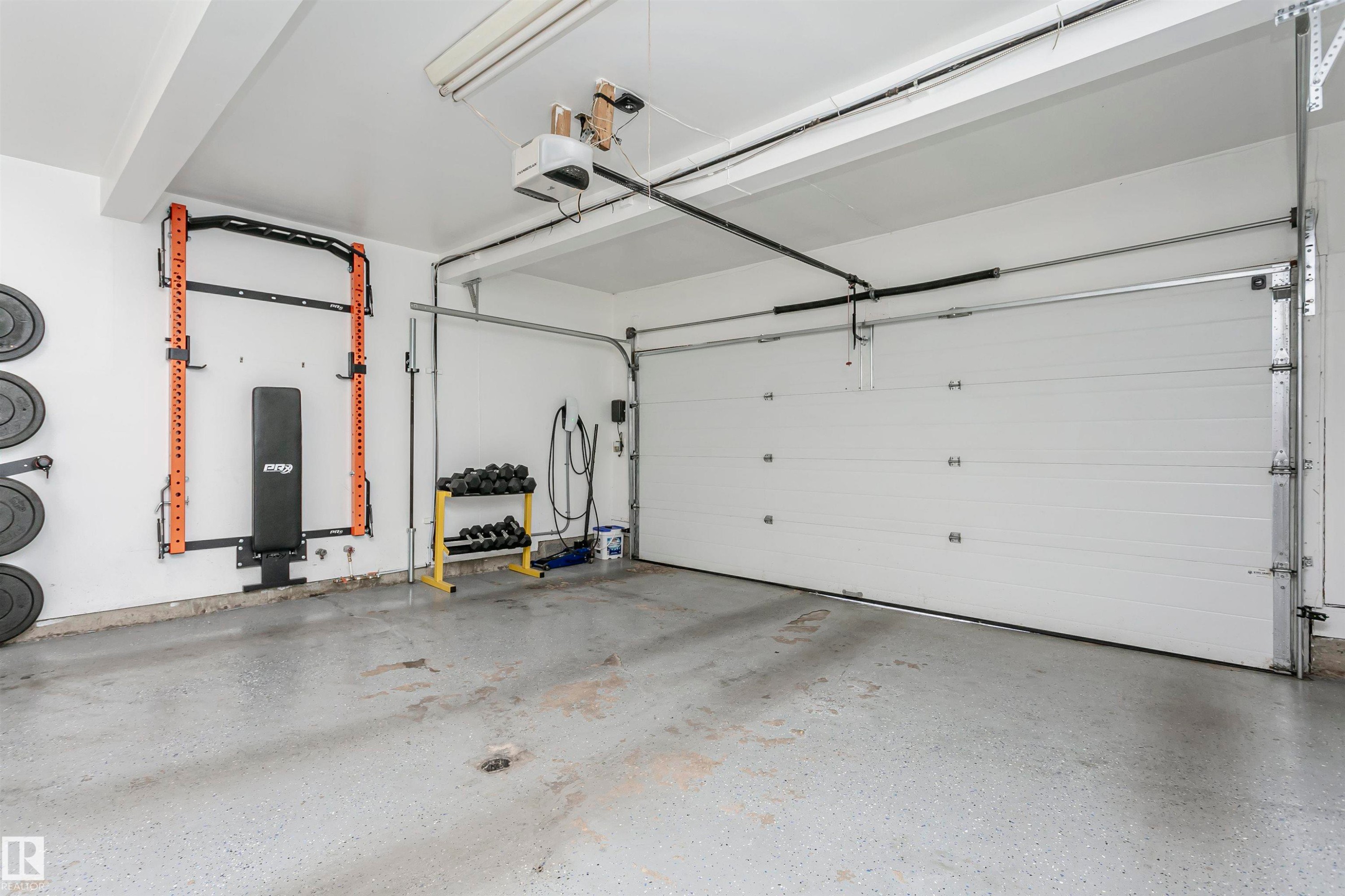 177 Wolf Willow Crescent, Edmonton, AB - Indoor Photo Showing Garage