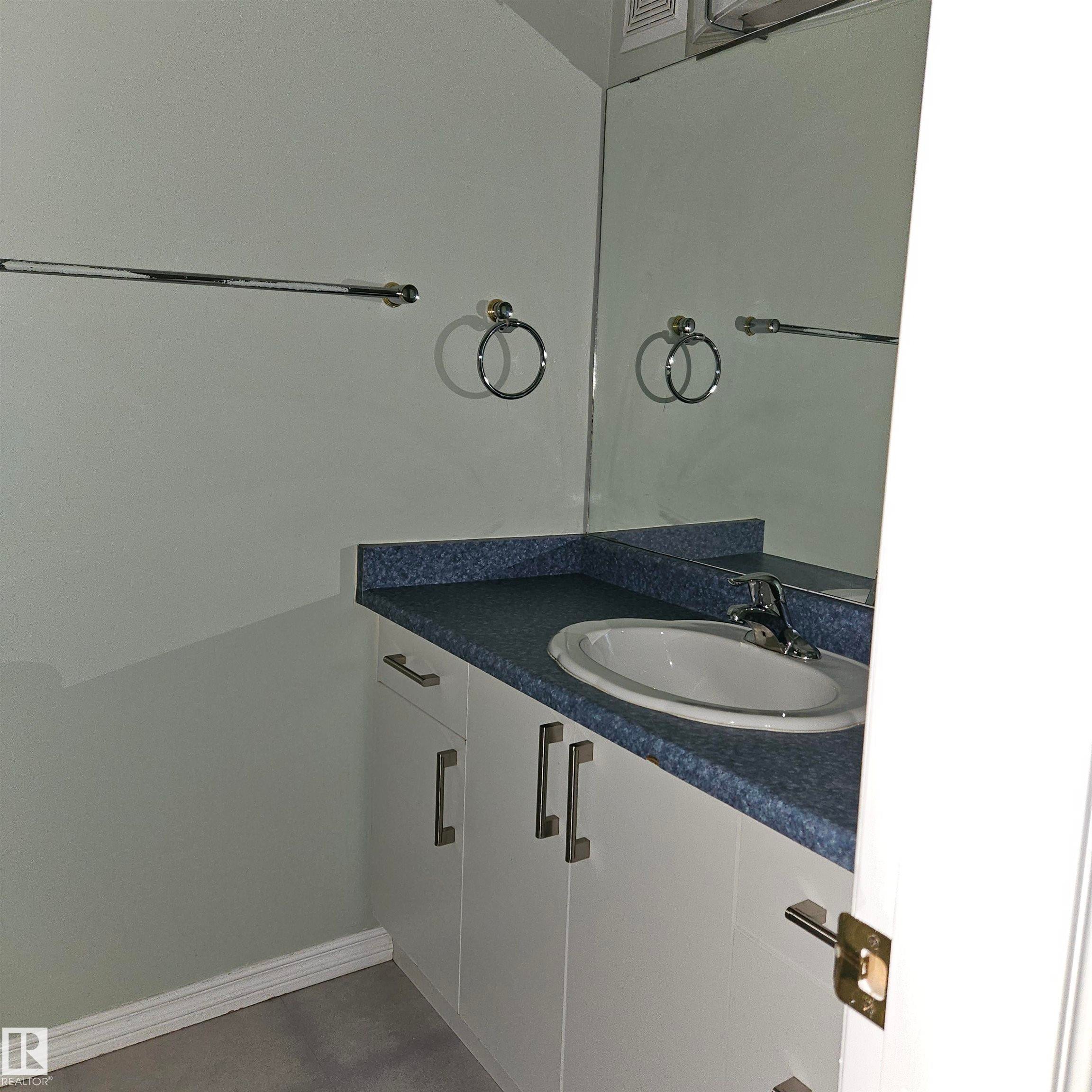 Edmonton, AB - Indoor Photo Showing Bathroom