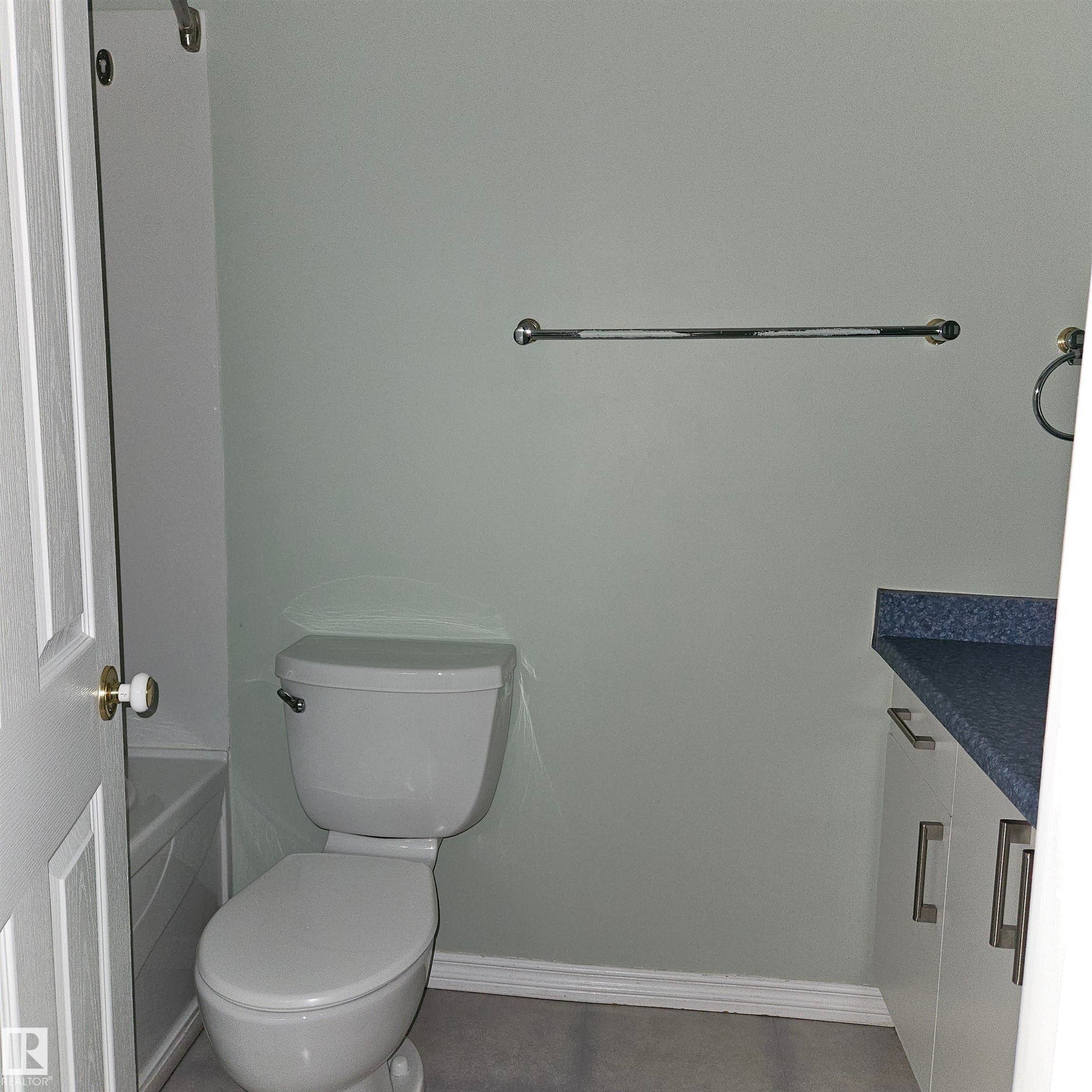 Edmonton, AB - Indoor Photo Showing Bathroom