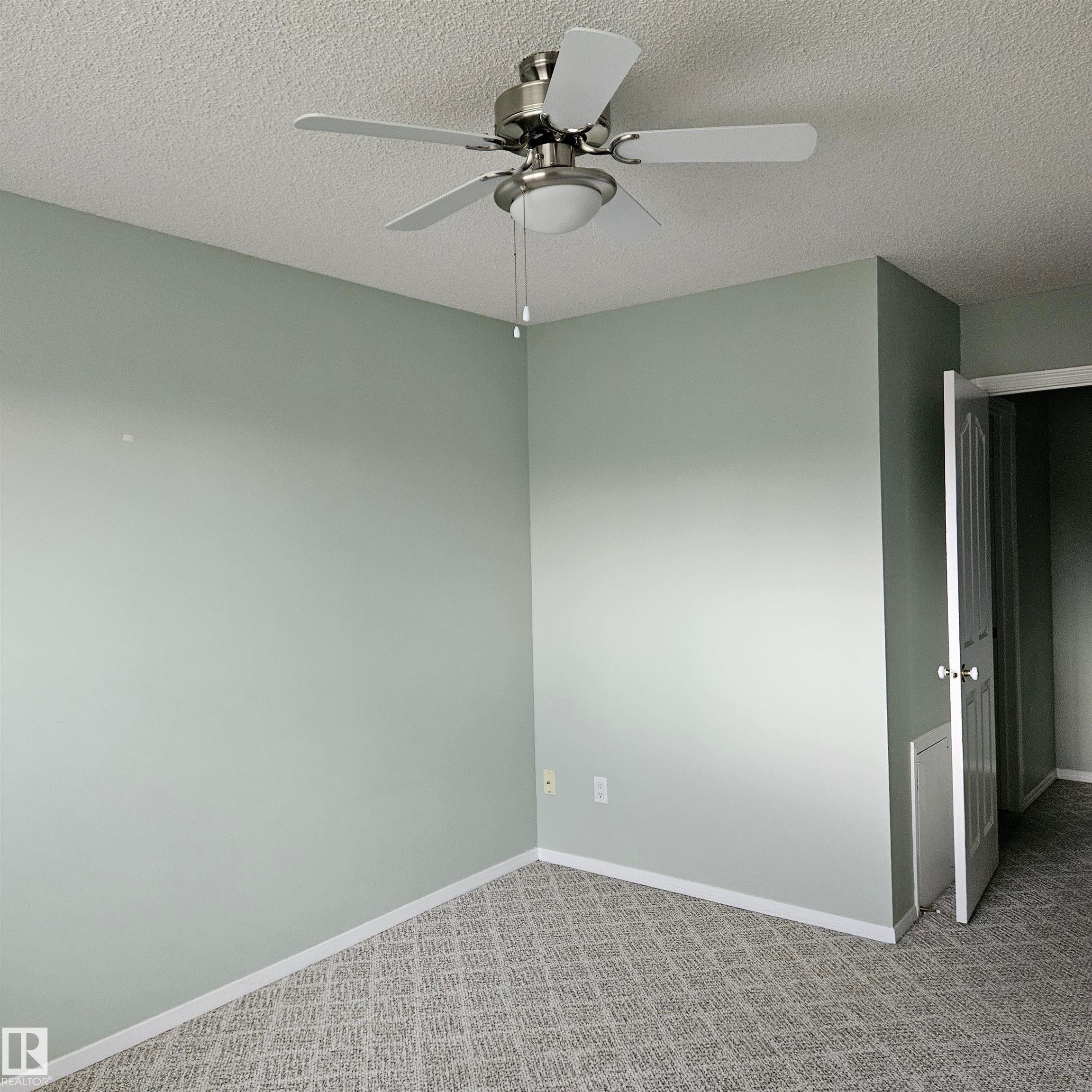 Edmonton, AB - Indoor Photo Showing Other Room