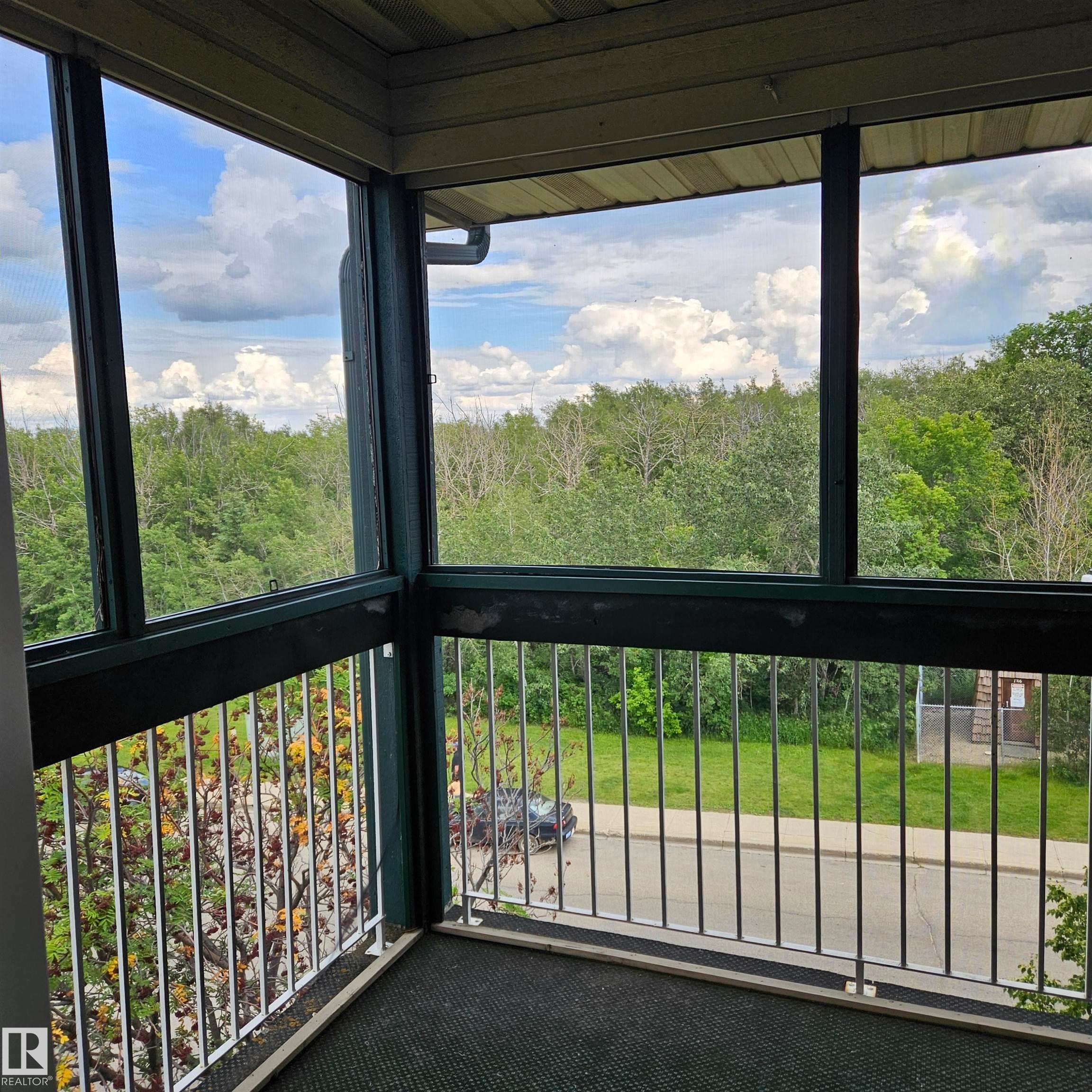 Edmonton, AB - Photo Showing Other Room