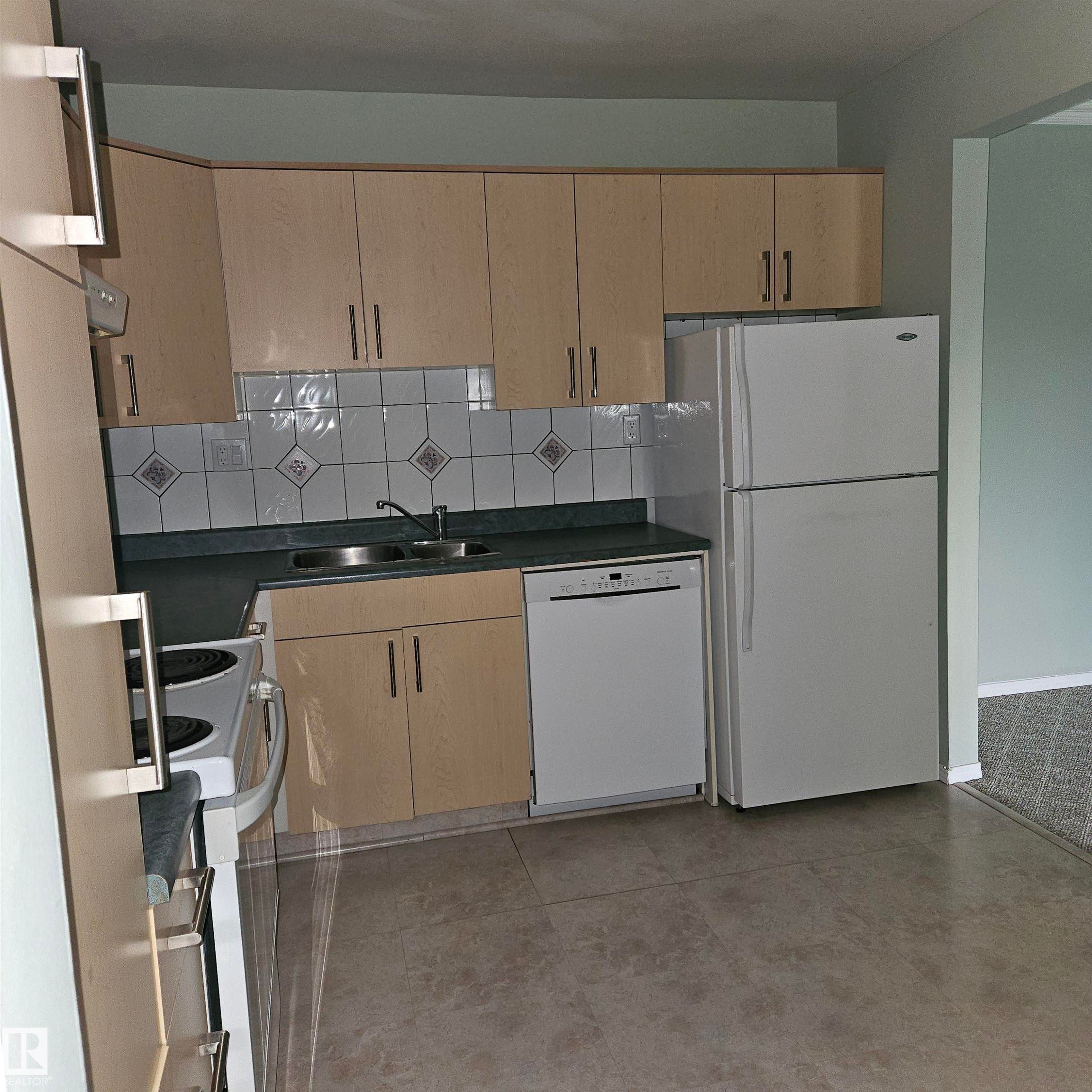 Edmonton, AB - Indoor Photo Showing Kitchen