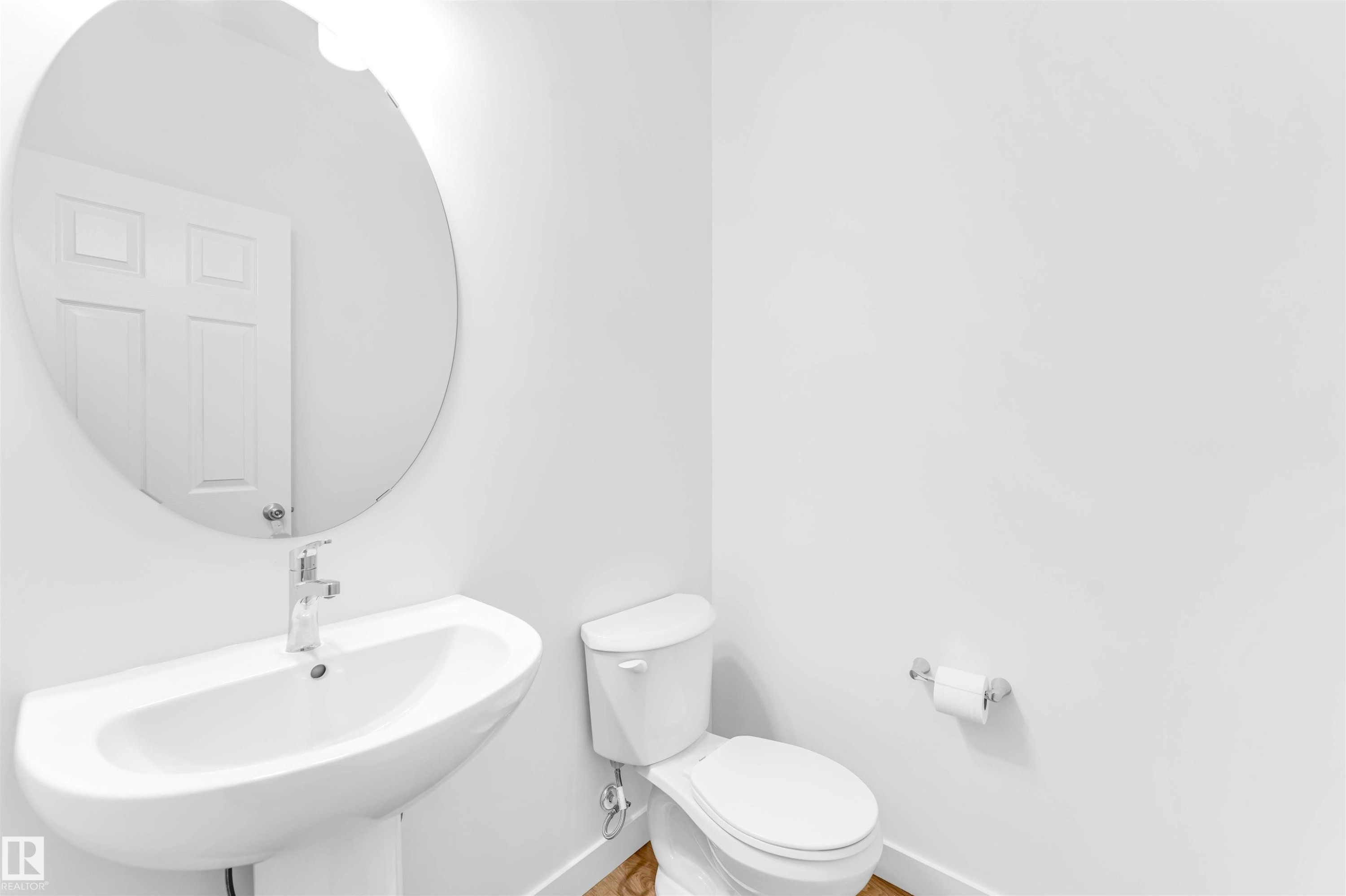 1216 13 Avenue, Edmonton, AB - Indoor Photo Showing Bathroom