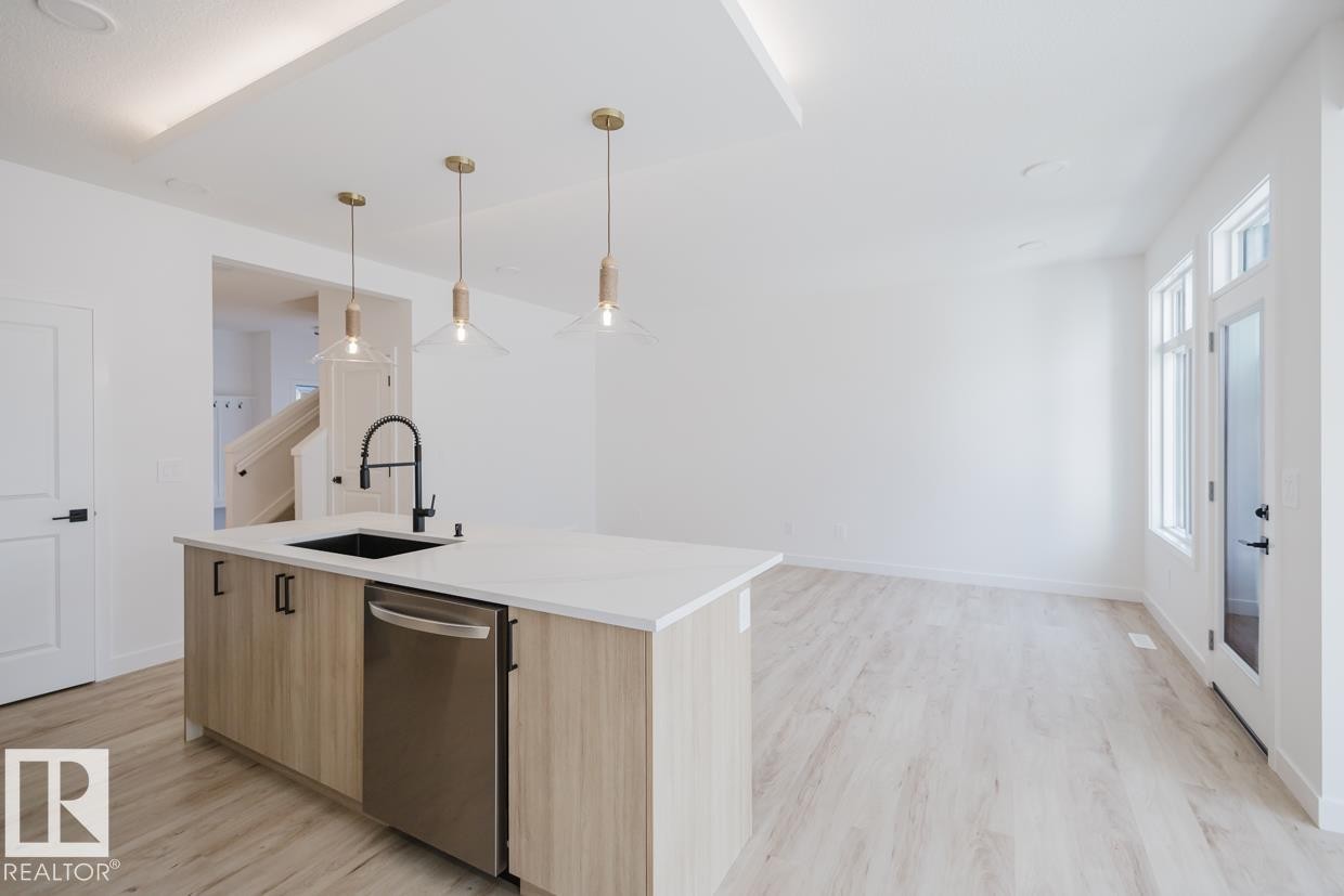 2208 Crossbill Link Nw, Edmonton, AB - Indoor Photo Showing Kitchen With Upgraded Kitchen