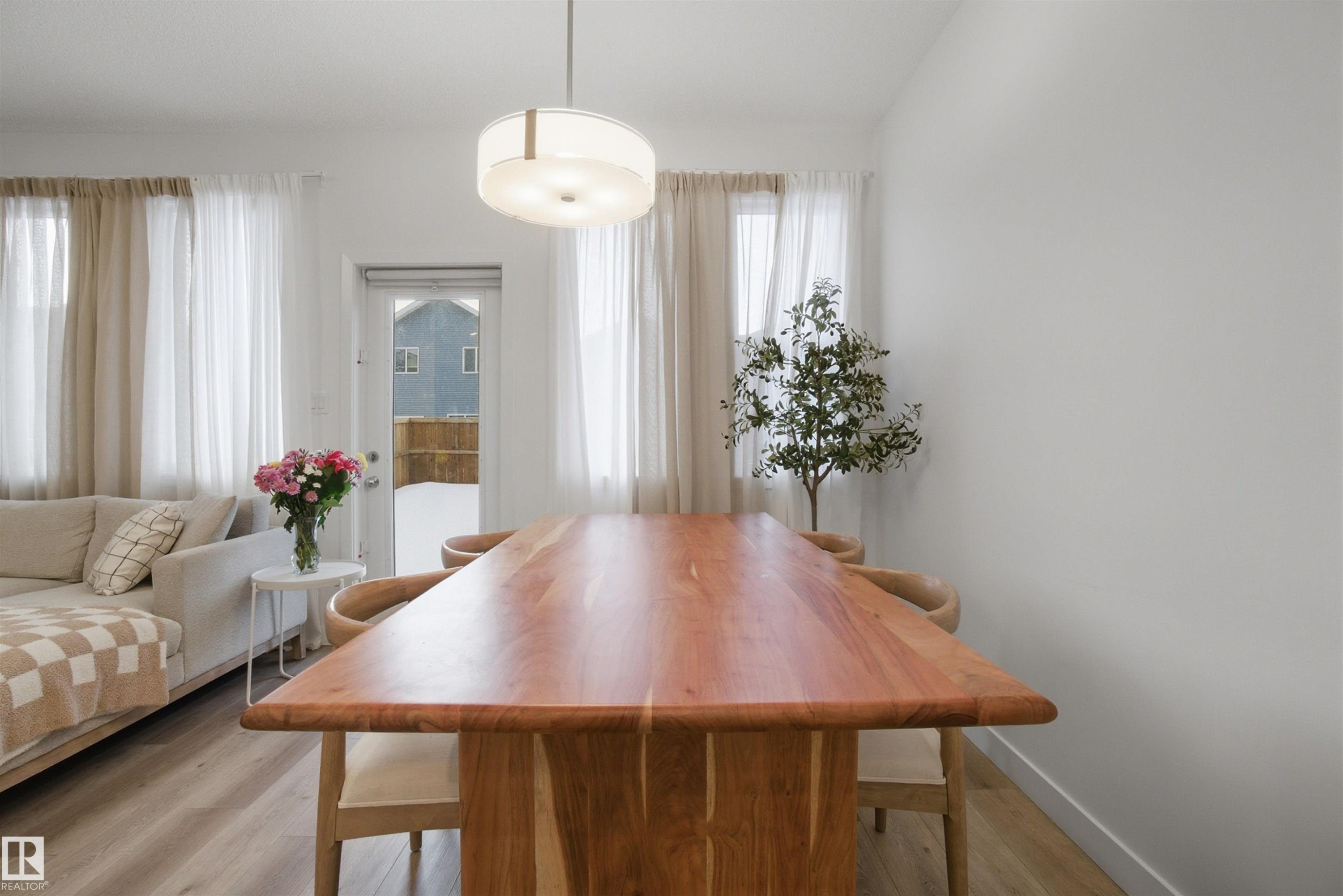 Dining room with light wood-type flooring and baseboards - 9882 225A St Nw, Edmonton, AB - Indoor