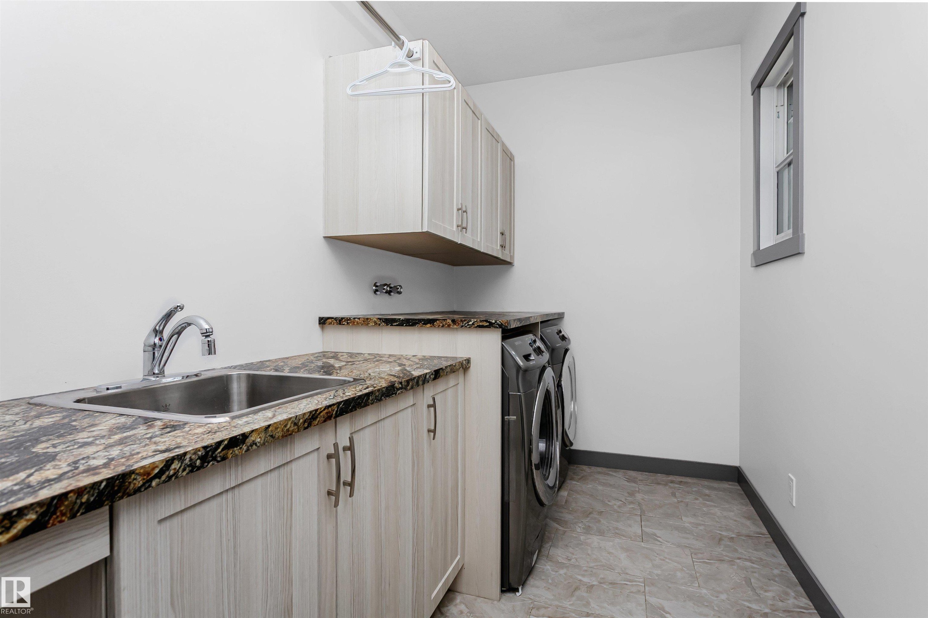 7703 Getty Wynd, Edmonton, AB - Indoor Photo Showing Laundry Room