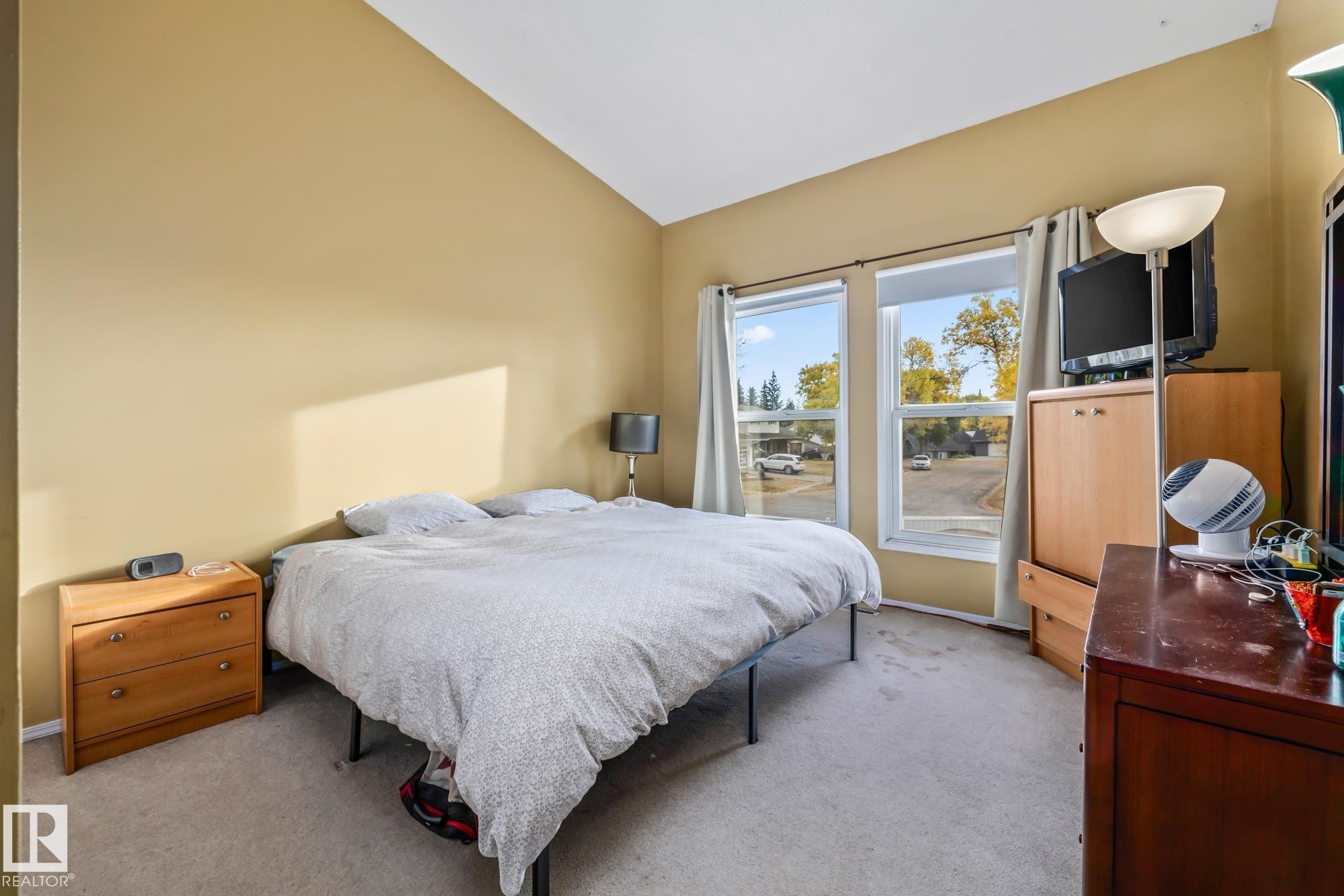 Carpeted bedroom featuring lofted ceiling - 11 Grandview Ridge, St. Albert, AB - Indoor Photo Showing Bedroom