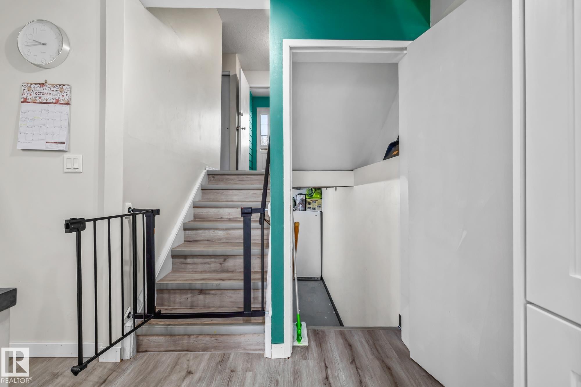 Staircase featuring wood finished floors and baseboards - 11 Grandview Ridge, St. Albert, AB - Indoor Photo Showing Other Room