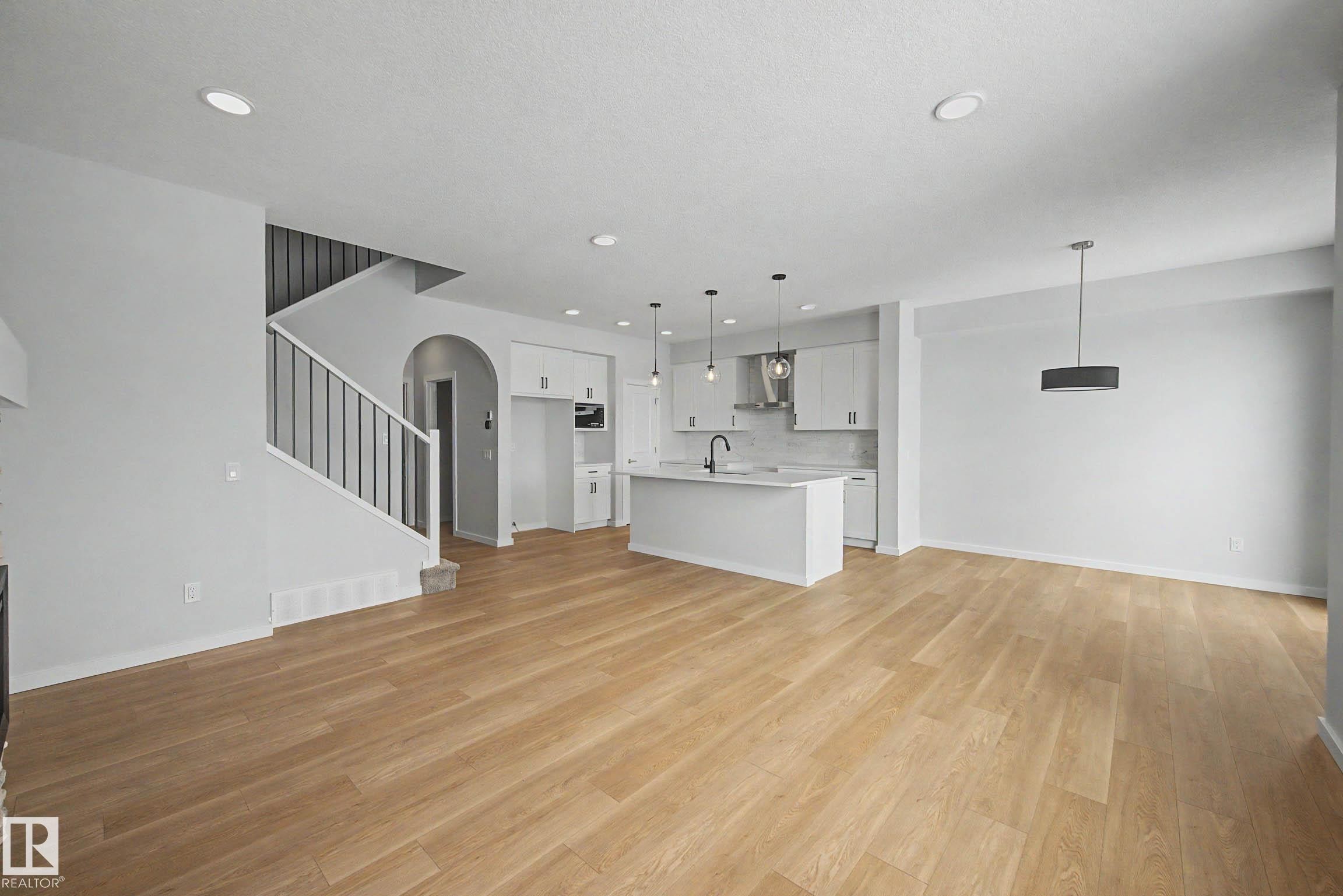5433 Hawthorn Run, Edmonton, AB - Indoor Photo Showing Kitchen