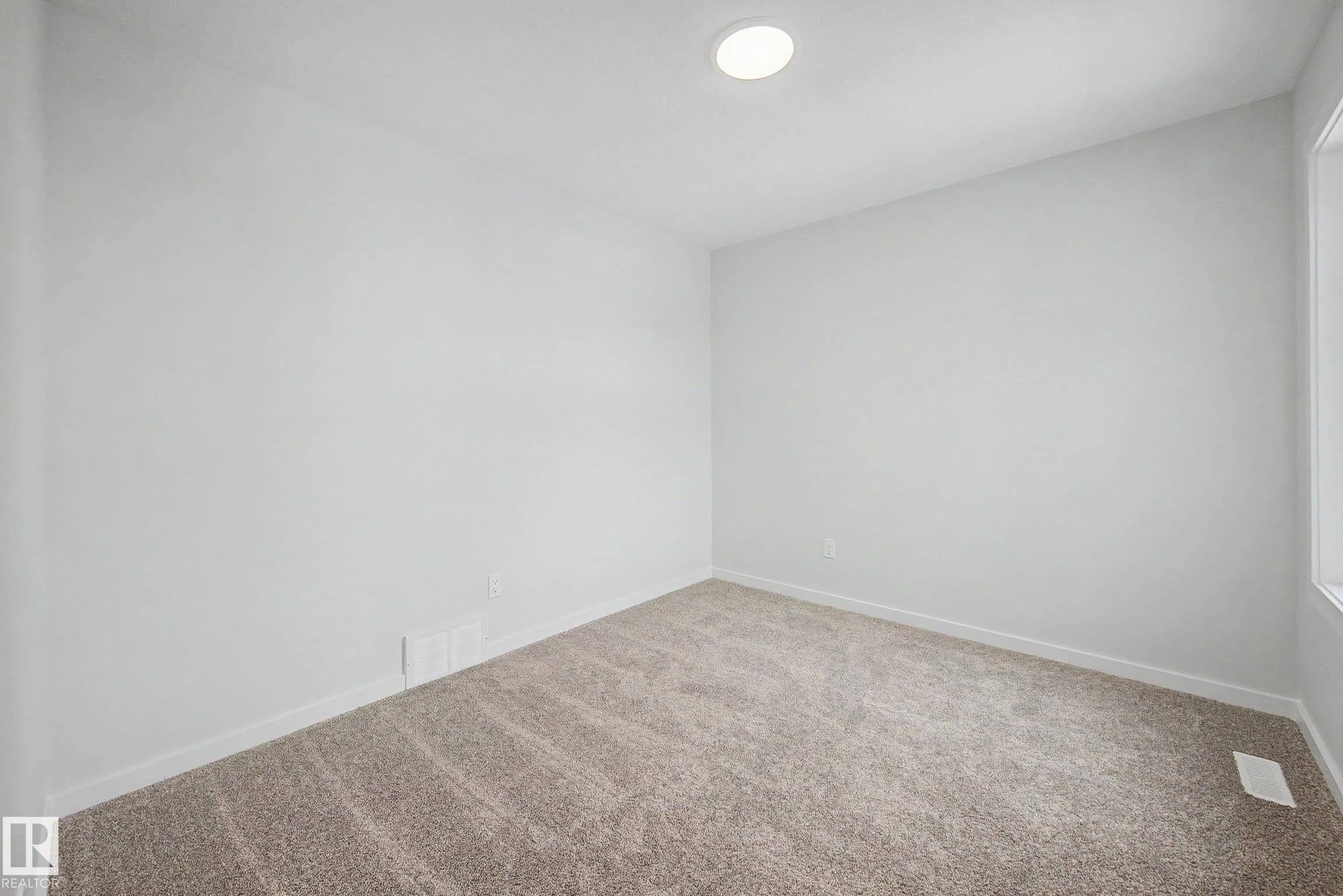 5433 Hawthorn Run, Edmonton, AB - Indoor Photo Showing Other Room