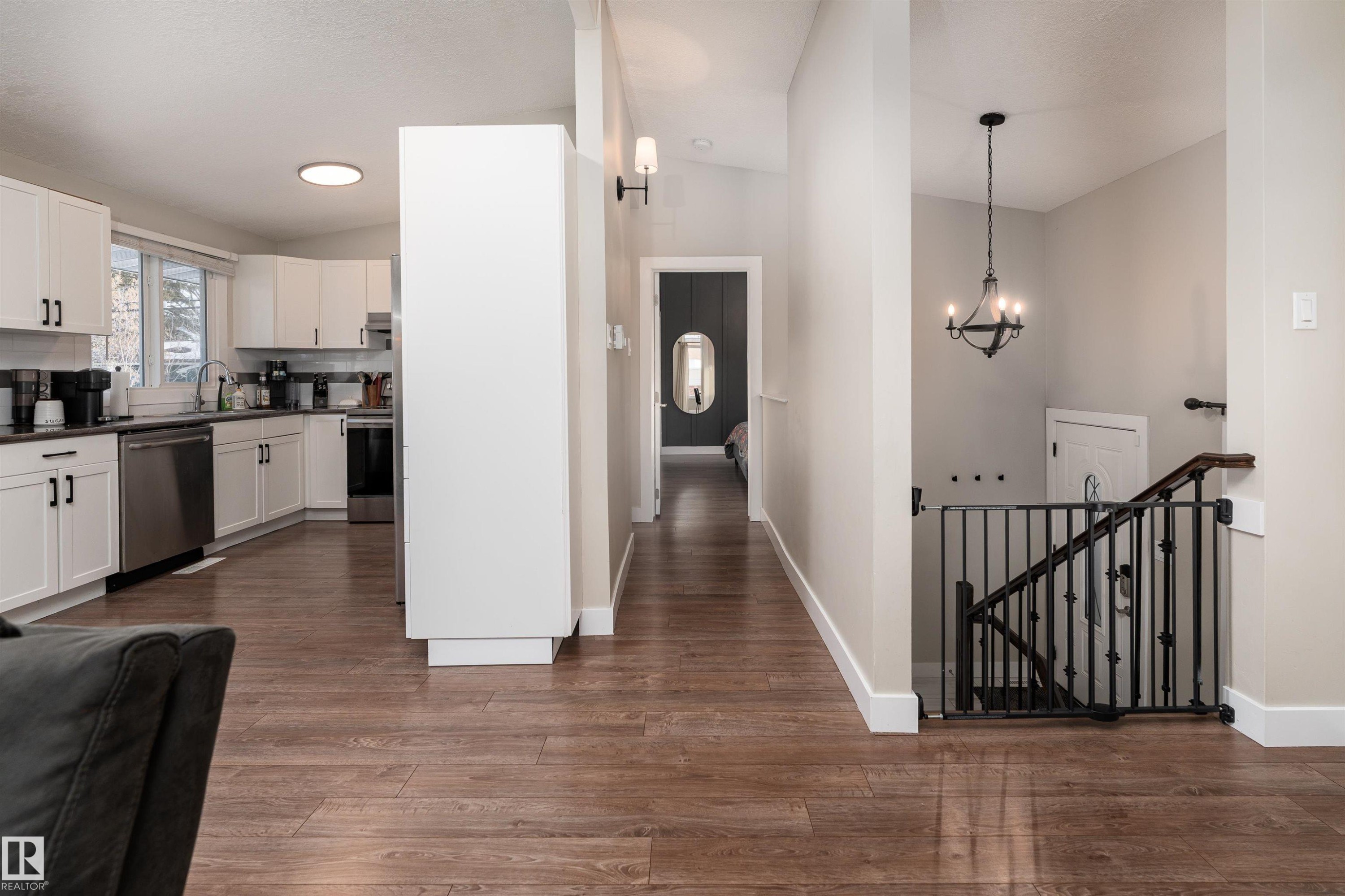73 Grosvenor Boulevard, St. Albert, AB - Indoor Photo Showing Kitchen